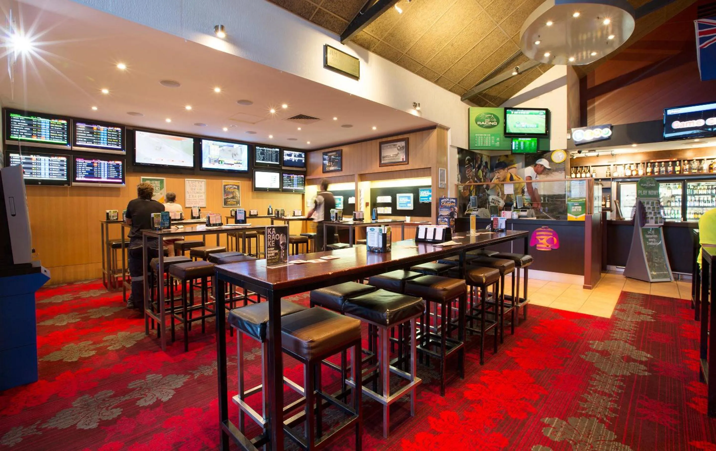 Lounge or bar in Glenmore Tavern