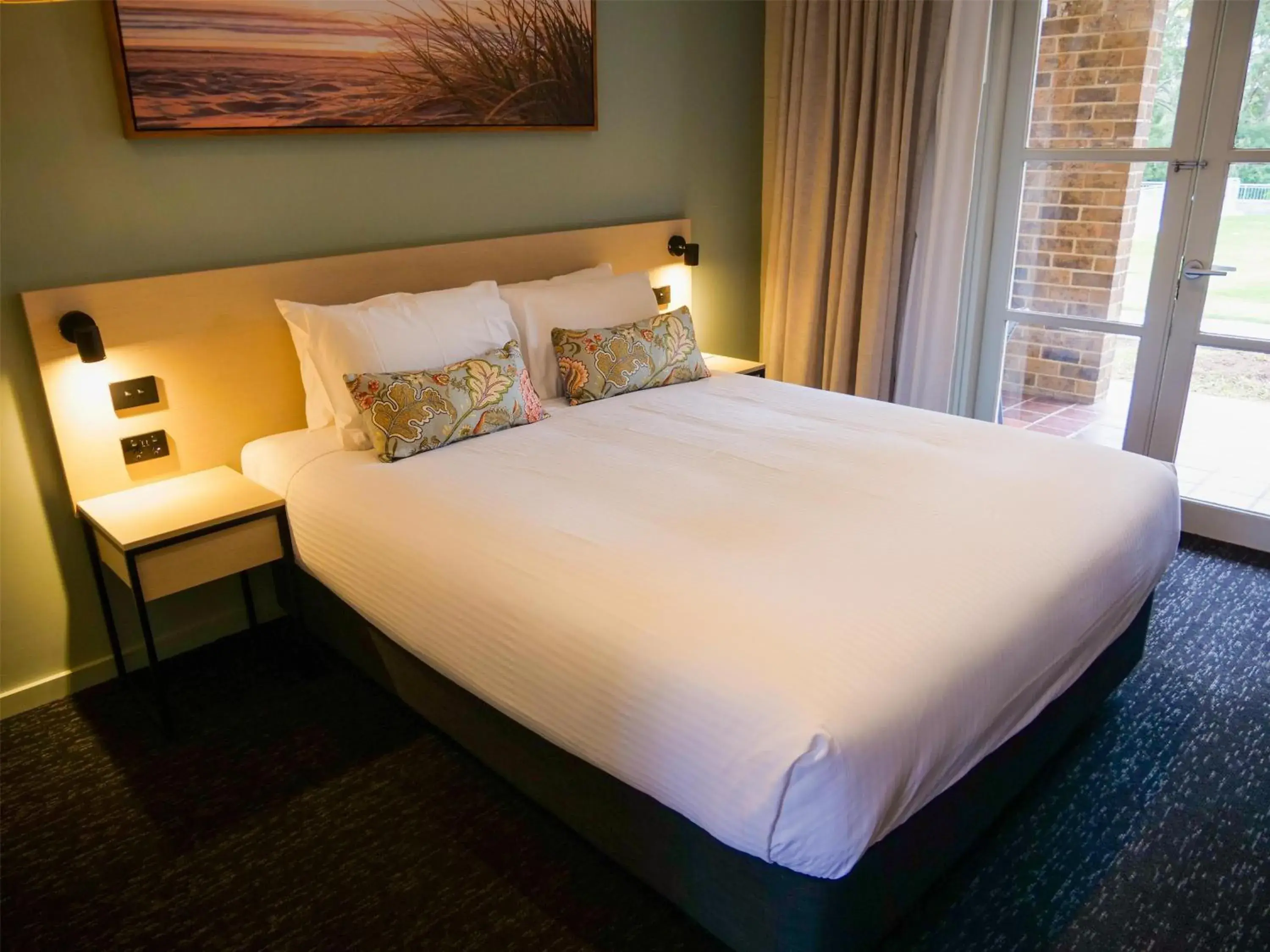 Queen Studio in Nightcap at Hinterland Hotel Nerang Queen Studio in Nightcap at Hinterland Hotel Nerang