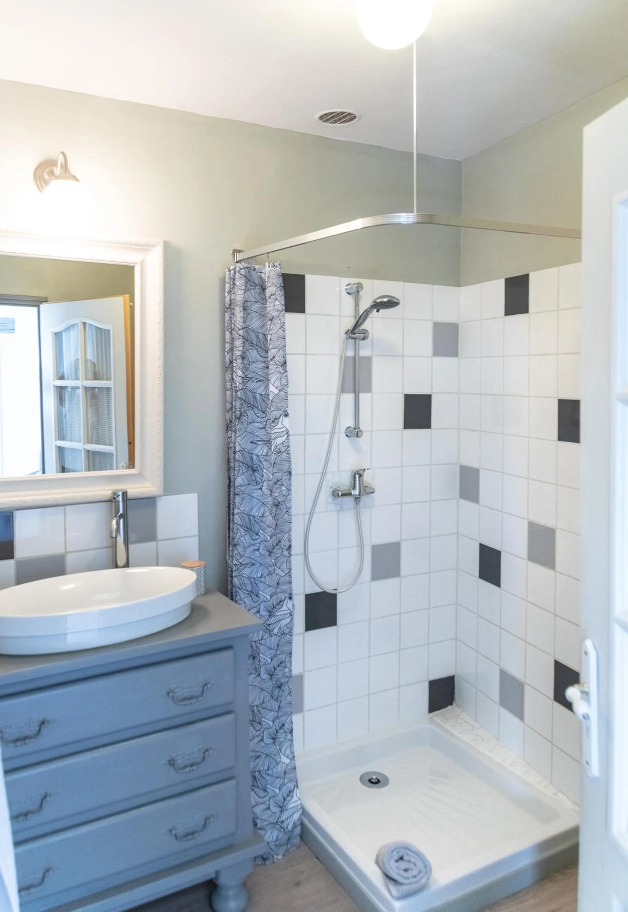 Shower in La Bastide de Canaules