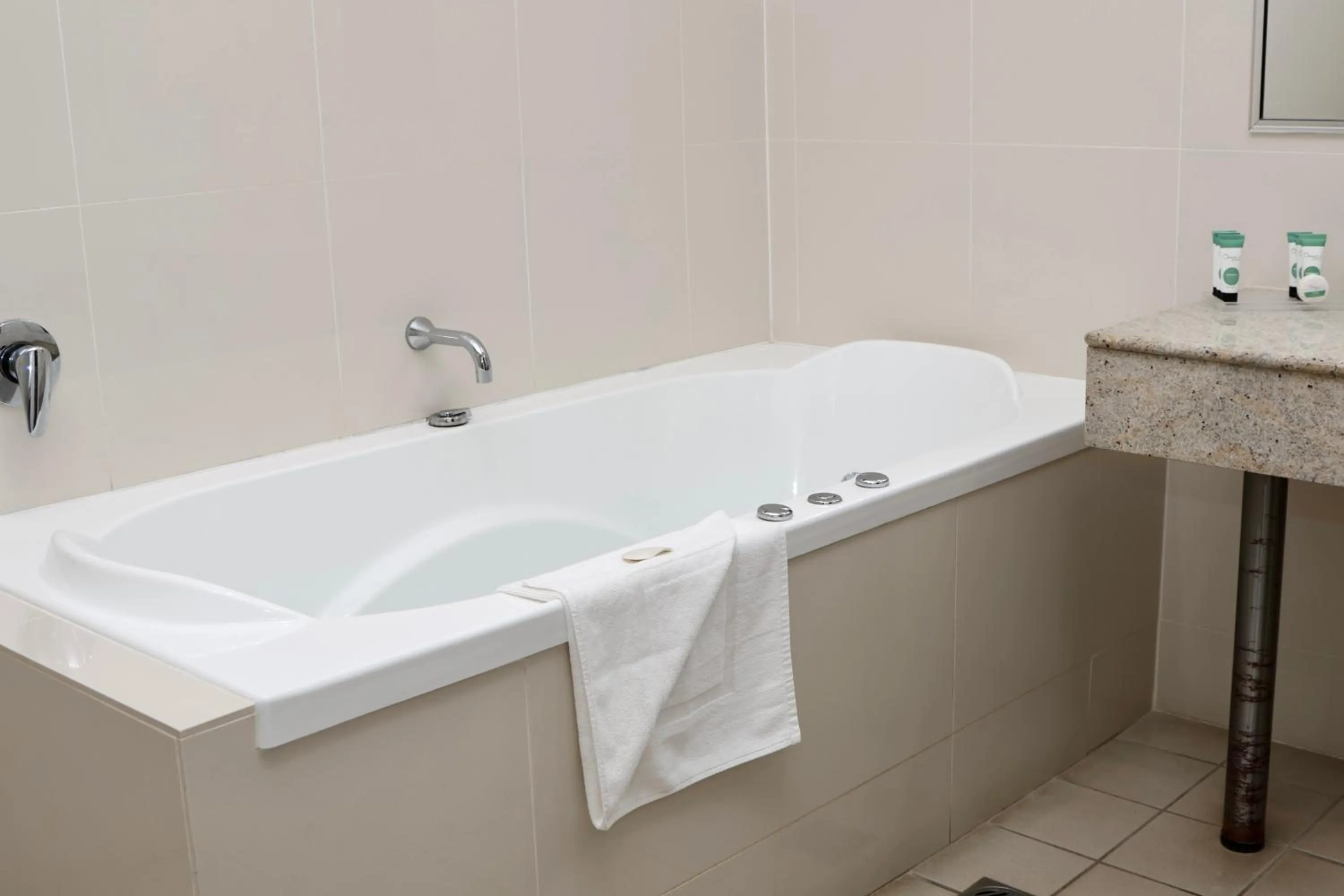 Bath in Nightelier Mission Beach