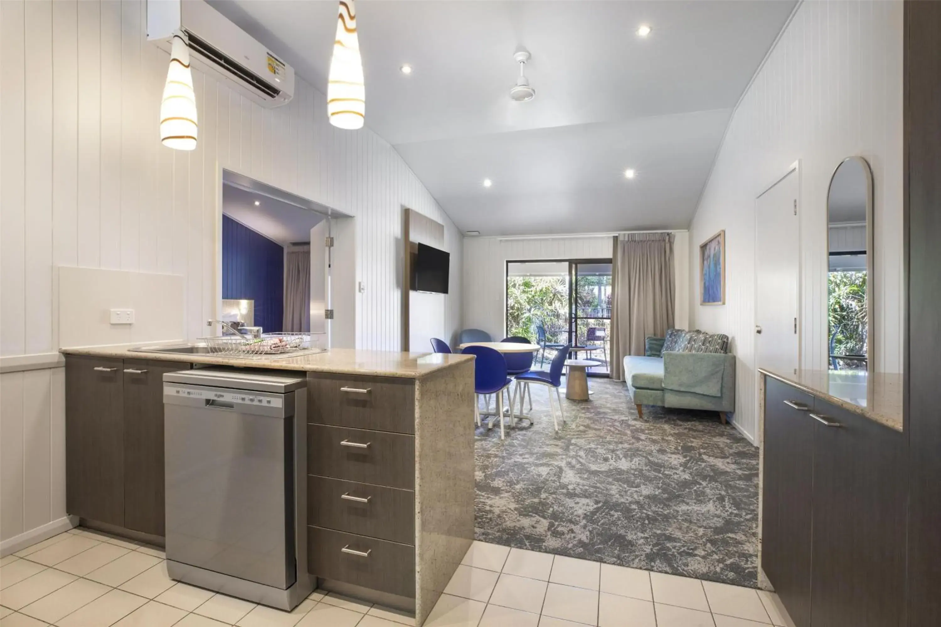 Two-Bedroom Apartment in Nightelier Mission Beach Two-Bedroom Apartment in Nightelier Mission Beach