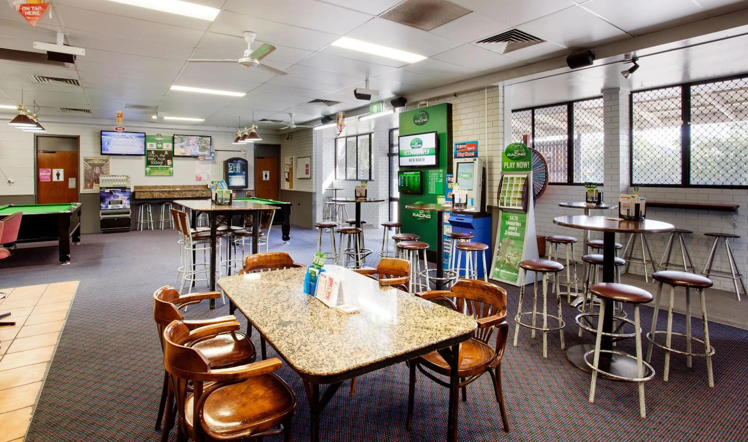 Restaurant/places to eat in Upper Ross Hotel