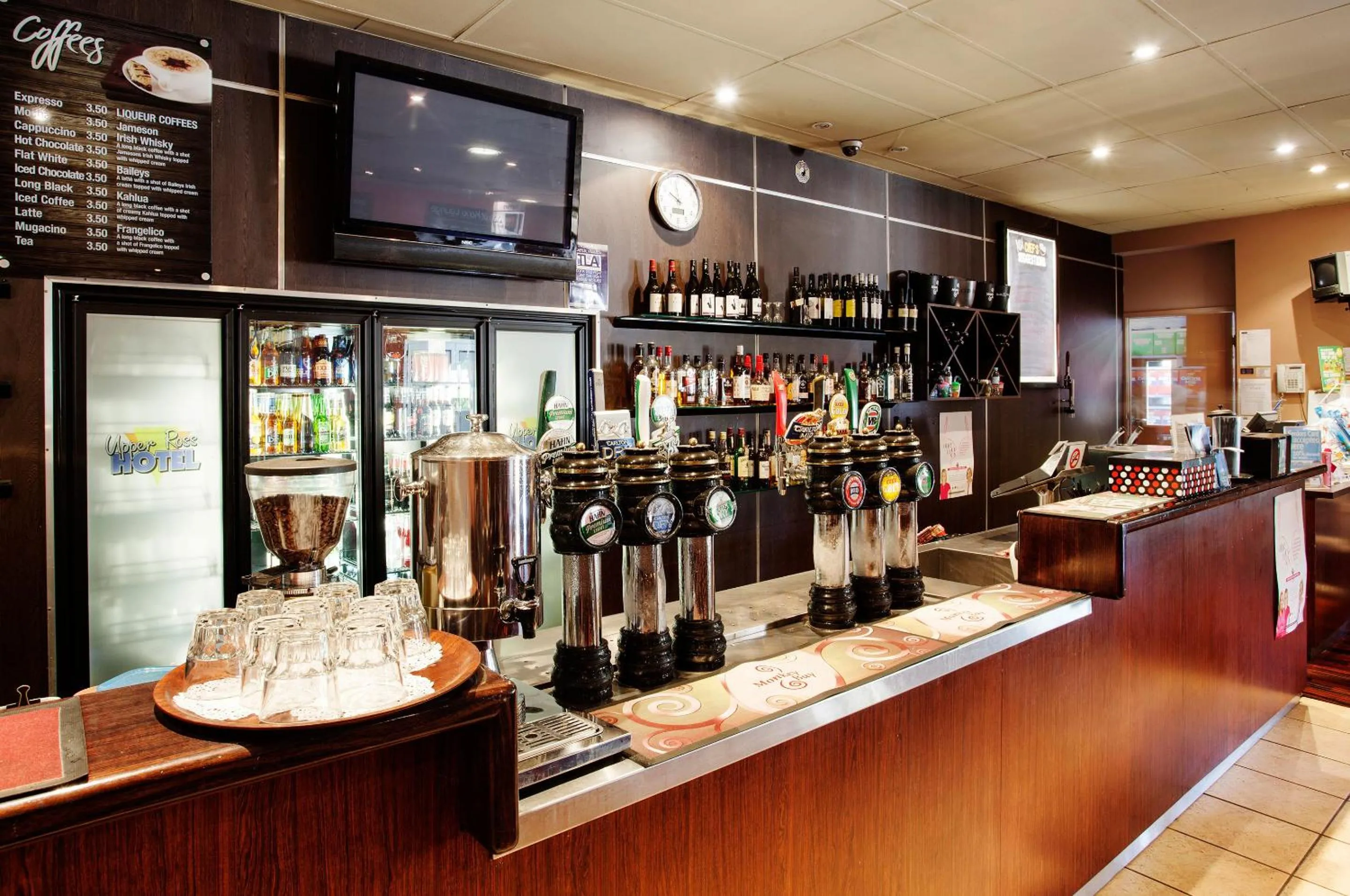 Lounge or bar in Upper Ross Hotel