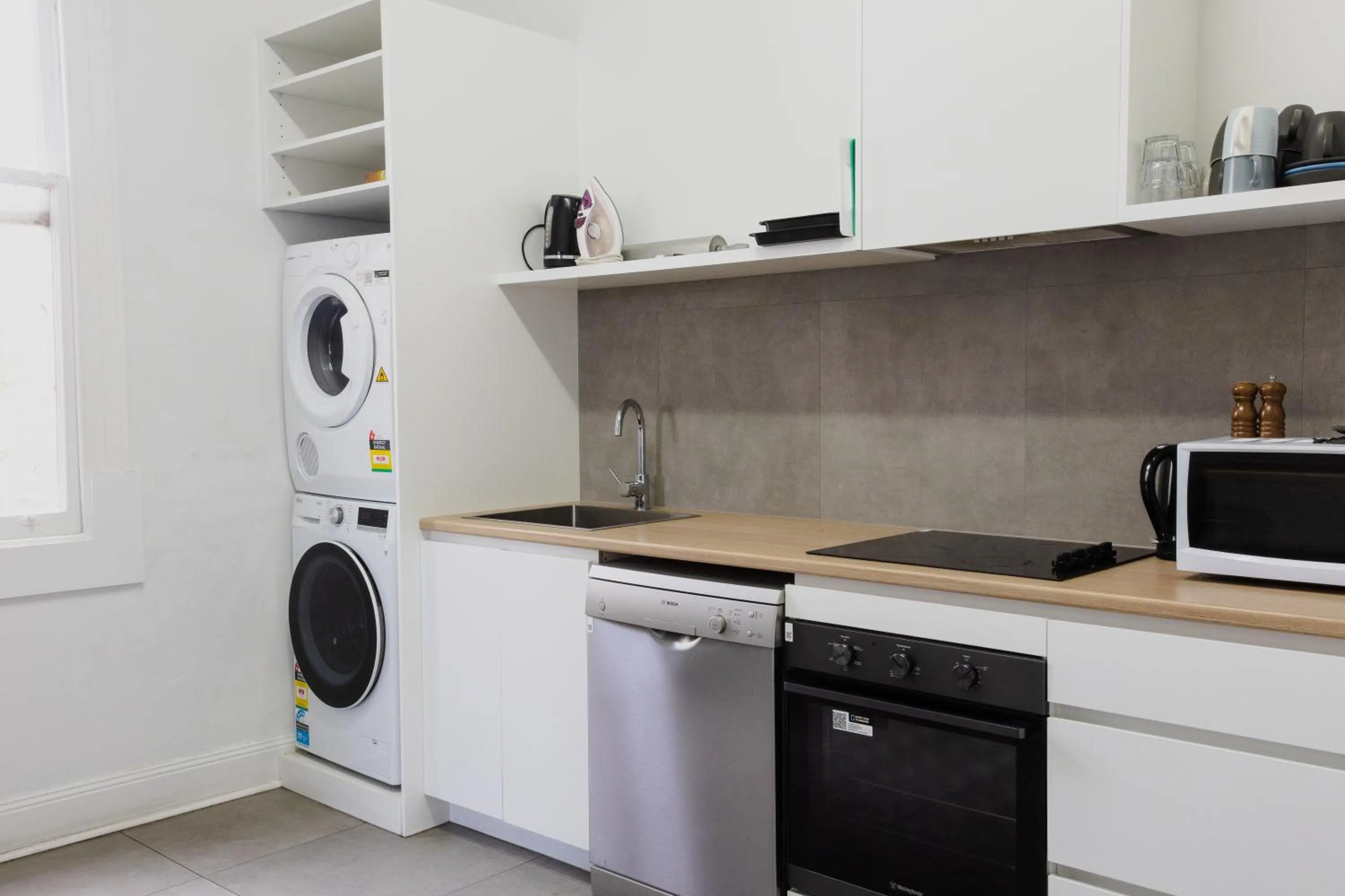 Kitchen or kitchenette in College Lawn Hotel