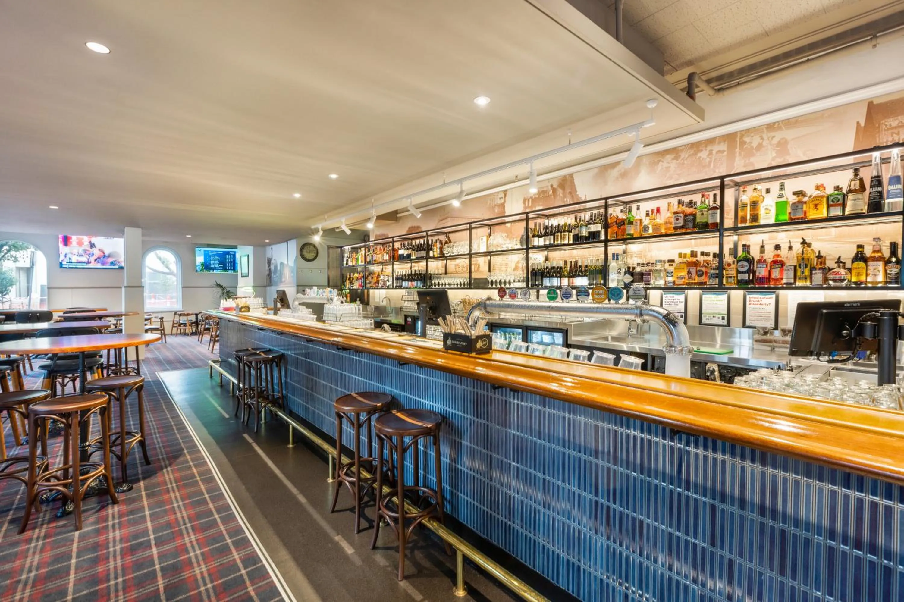 Lounge or bar in College Lawn Hotel