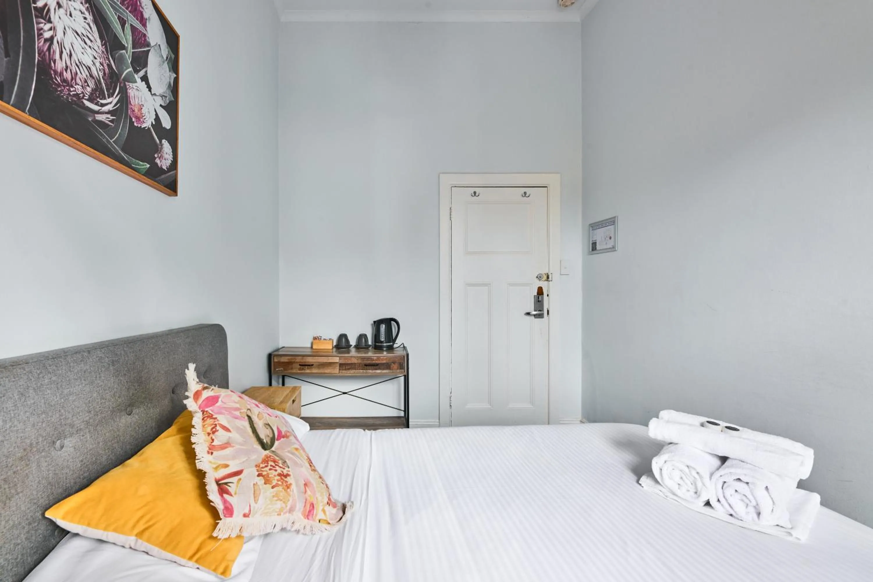 Bed in College Lawn Hotel