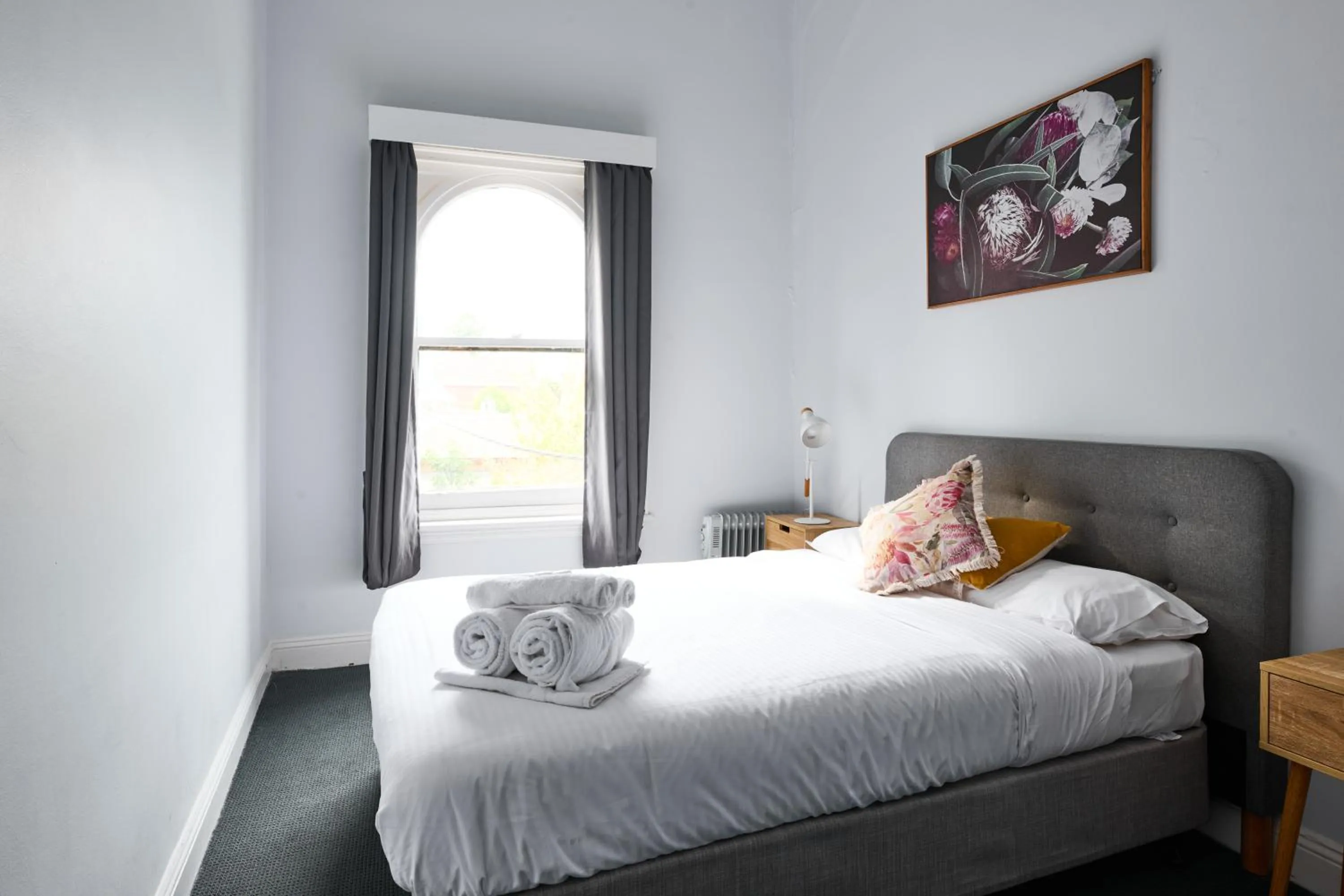 Bed in College Lawn Hotel