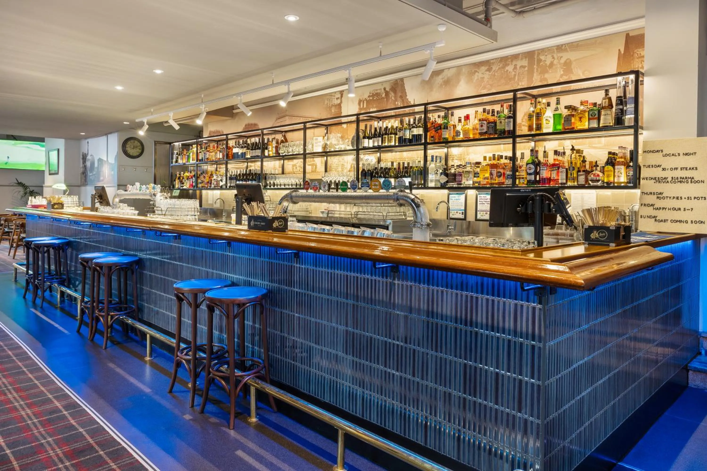 Lounge or bar in College Lawn Hotel