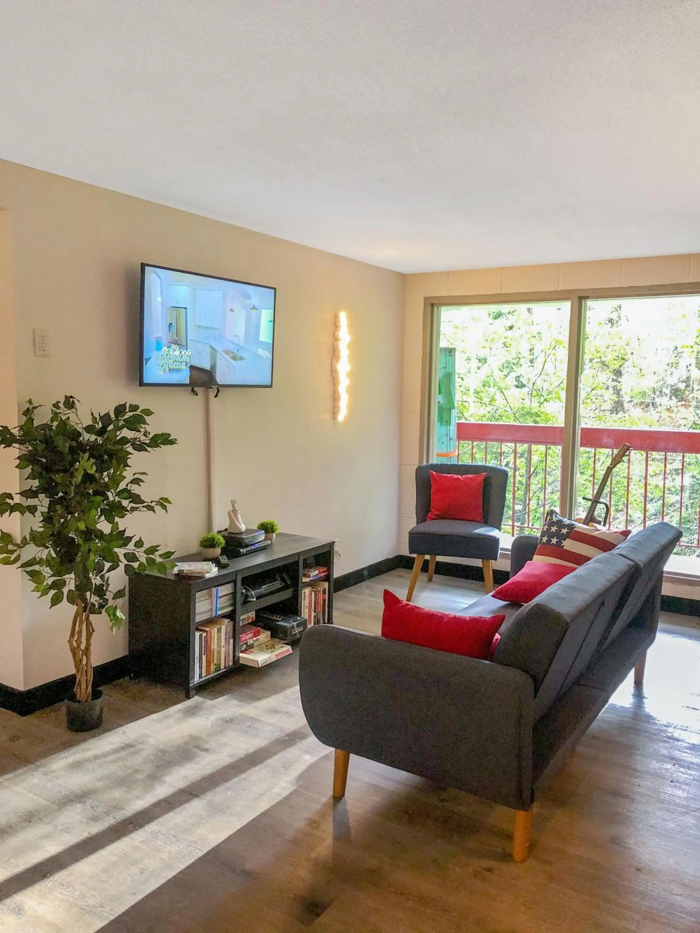 Communal lounge/ TV room in Gatlinburg View Lodge