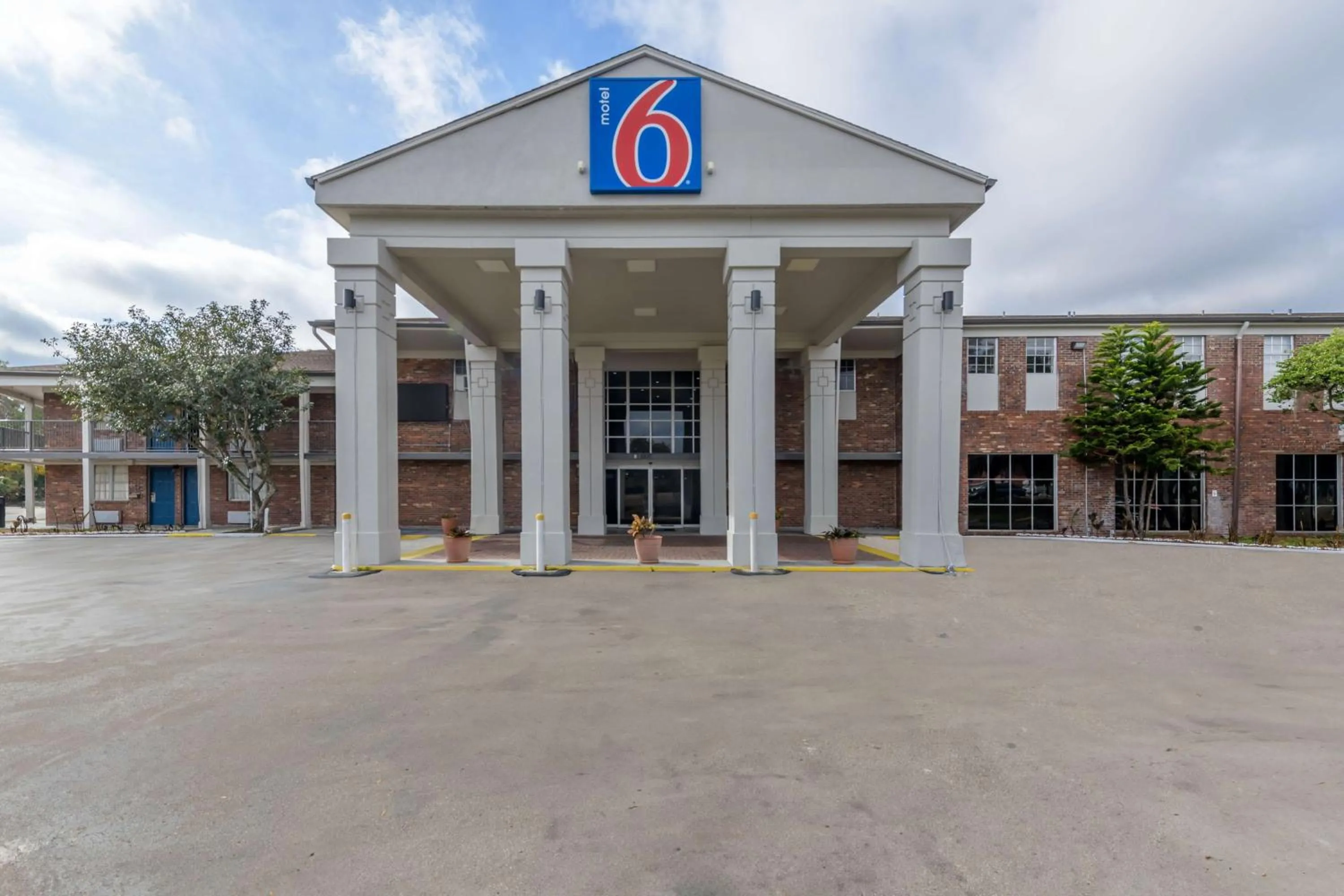 Property building in Motel 6-Ocala, FL - Conference Center