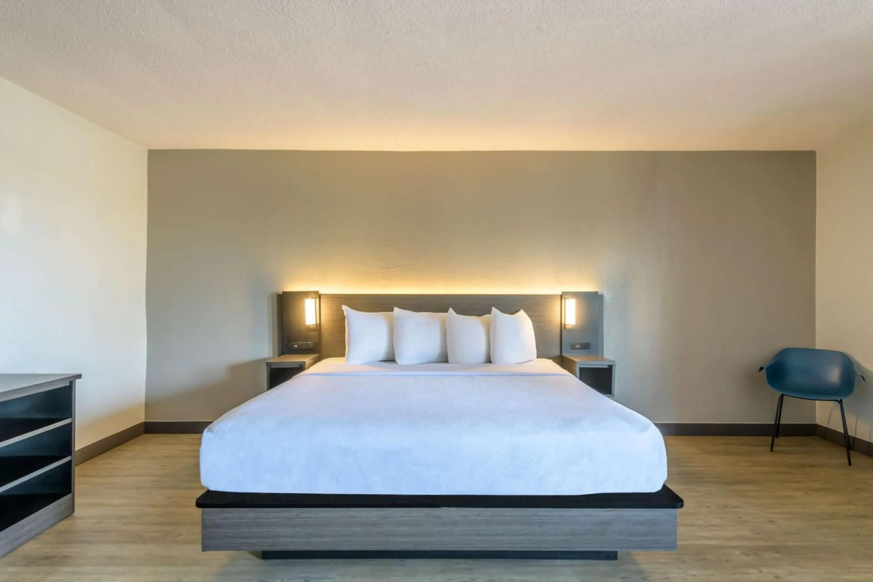 King Room with Roll-in Shower - Disability Access - Non-Smoking in Motel 6-Ocala, FL - Conference Center King Room with Roll-in Shower - Disability Access - Non-Smoking in Motel 6-Ocala, FL - Conference Center