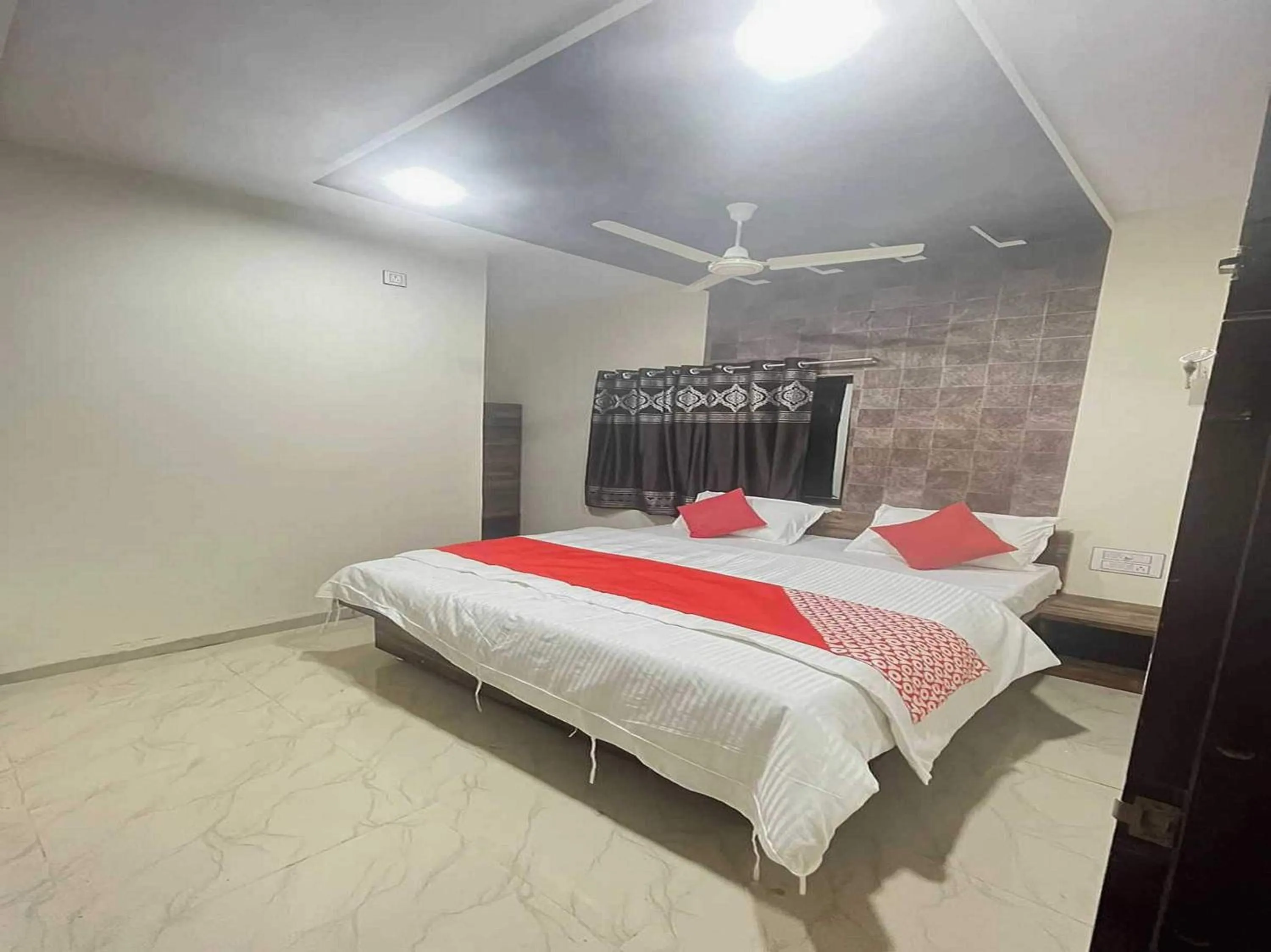 Bedroom, Bed in Hotel O Pravin Executive