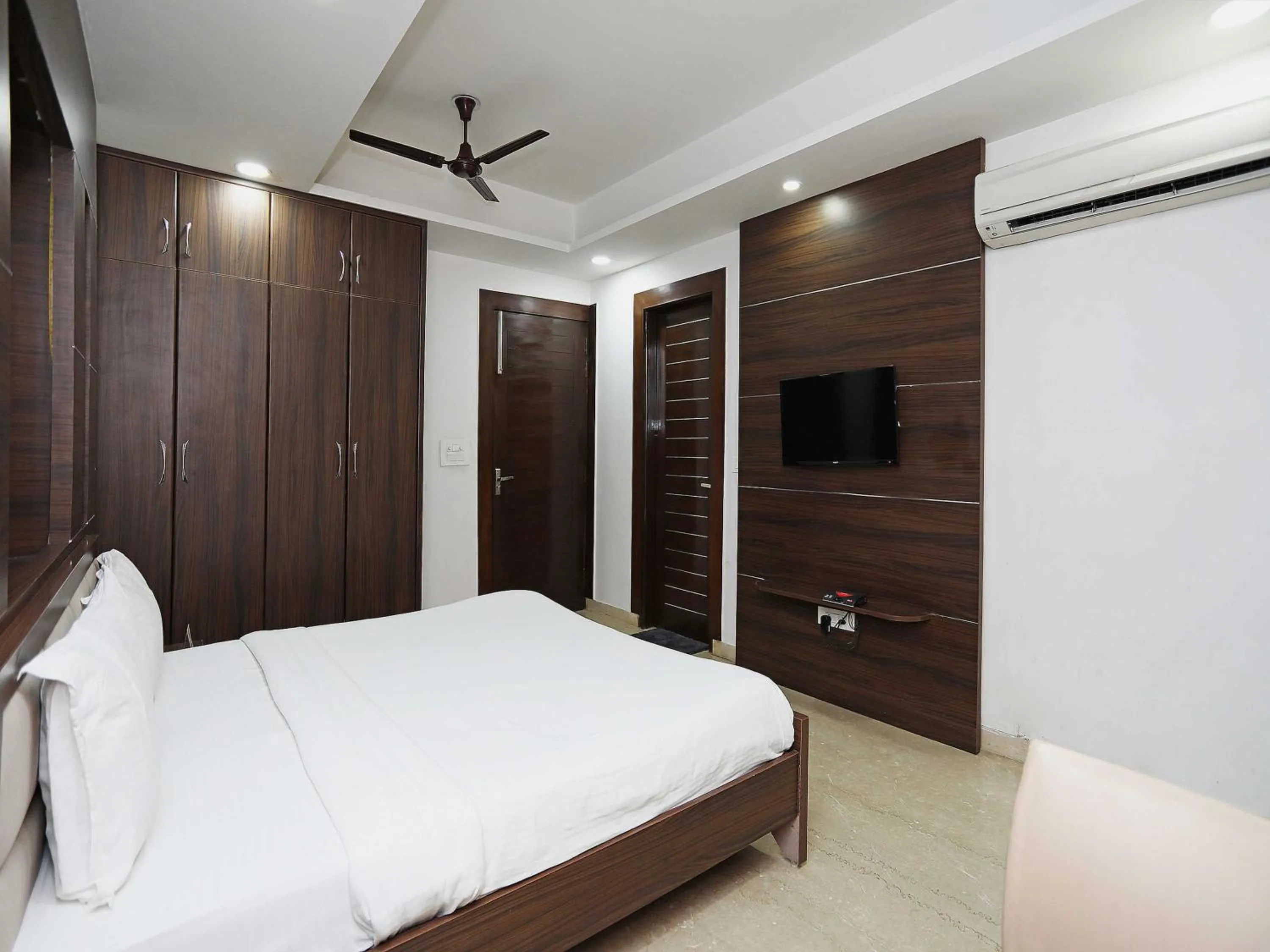 Bedroom, Bed in Hotel O Pravin Executive