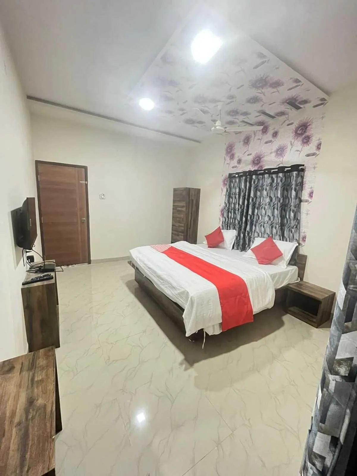 Bedroom, Bed in Hotel O Pravin Executive