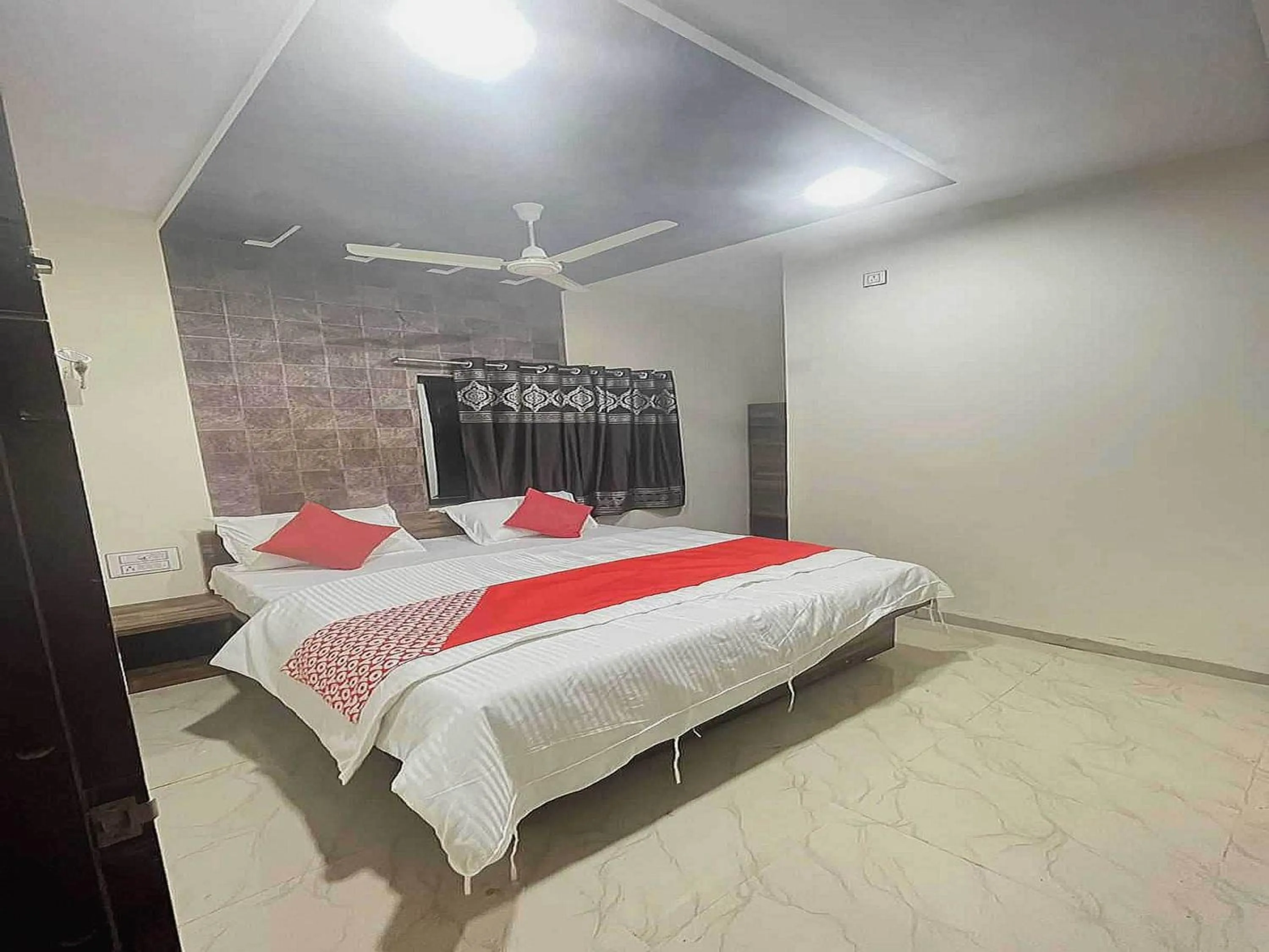 Bedroom, Bed in Hotel O Pravin Executive