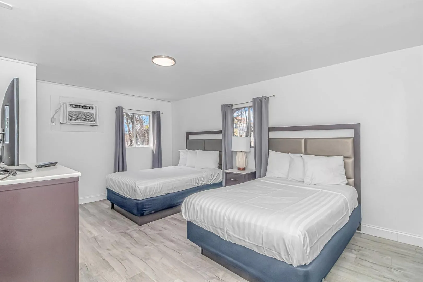 Bedroom, Bed in Sun Fun