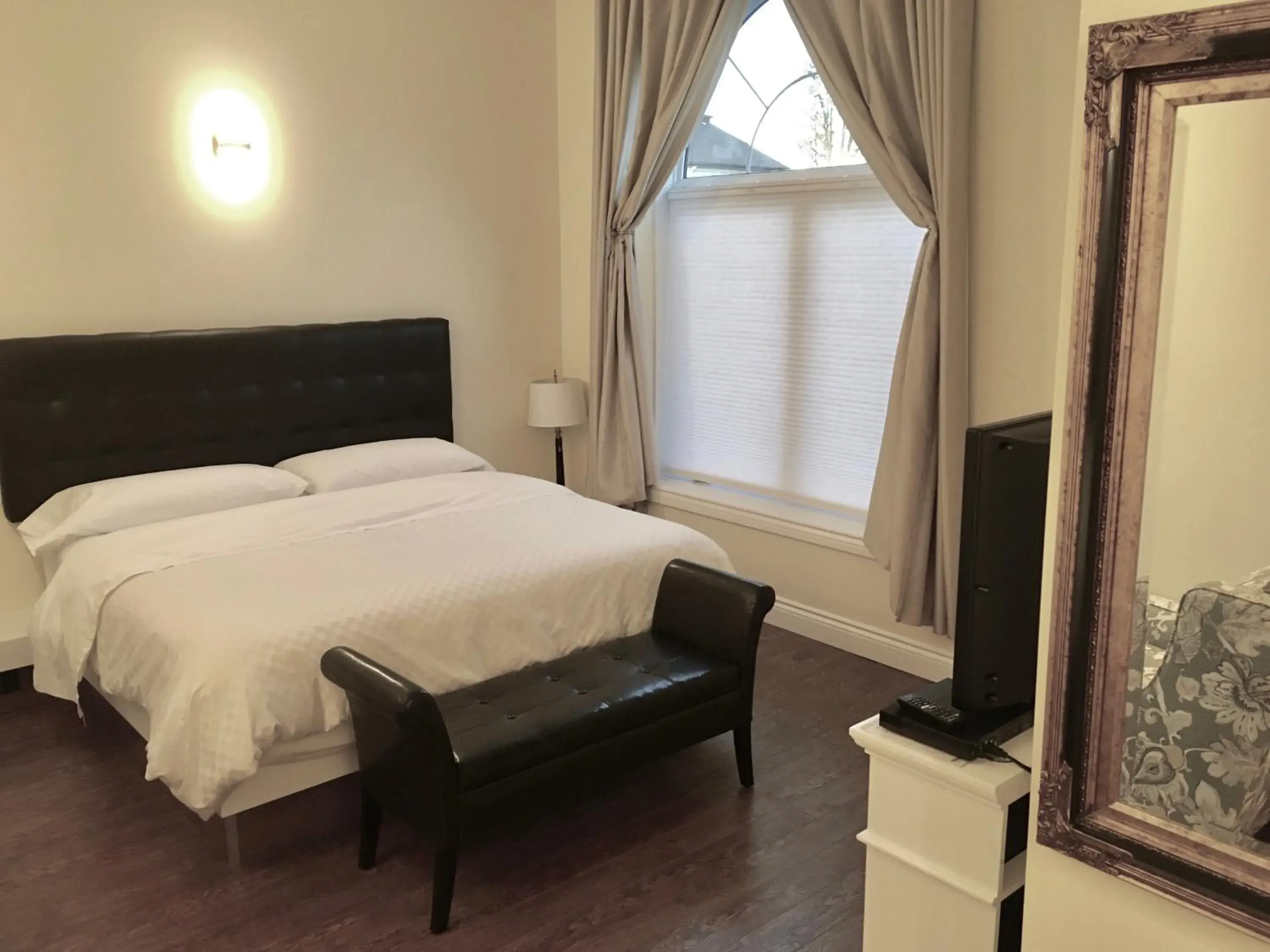 Deluxe King Studio - single occupancy in Grey Rose Suites Deluxe King Studio - single occupancy in Grey Rose Suites