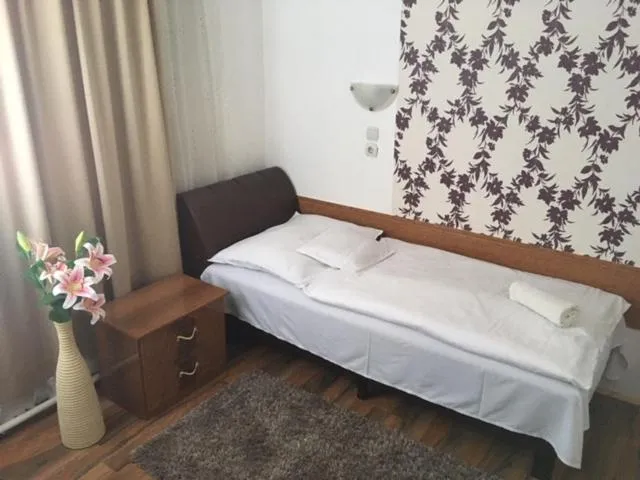 Bed in Európa Panzió