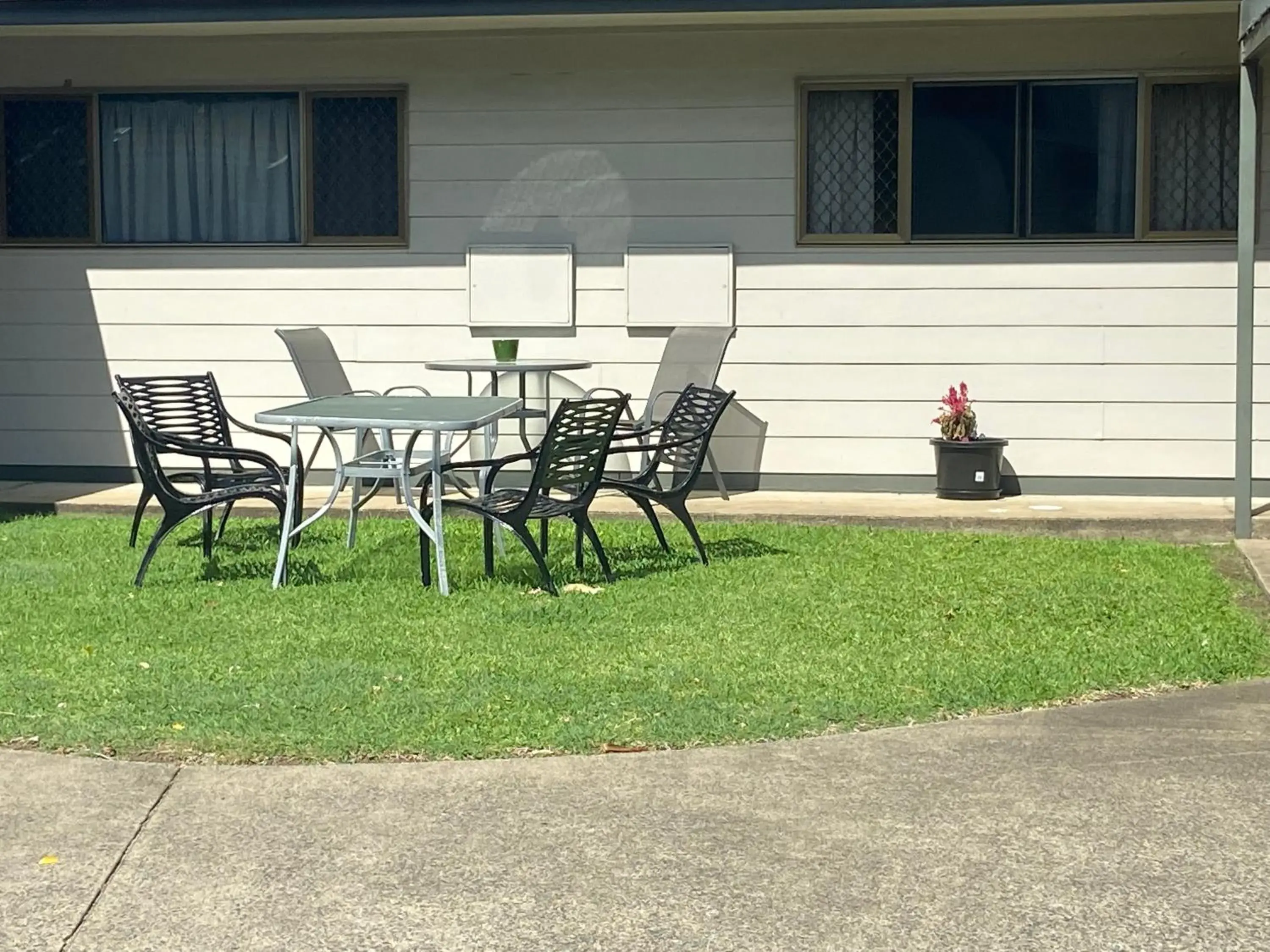 Self-Contained Queen Room in Mackay Motor Inn Self-Contained Queen Room in Mackay Motor Inn