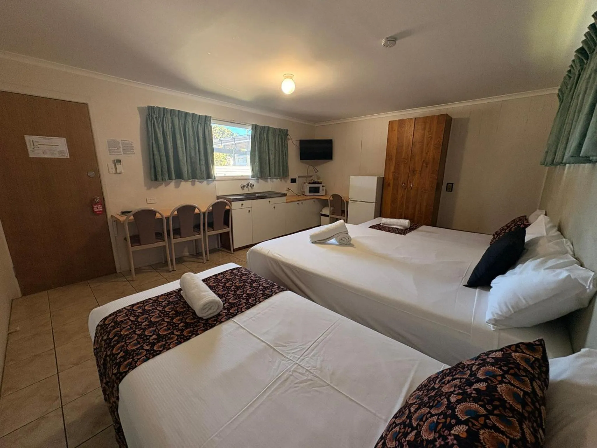 Kitchen or kitchenette, Bed in Mackay Motor Inn