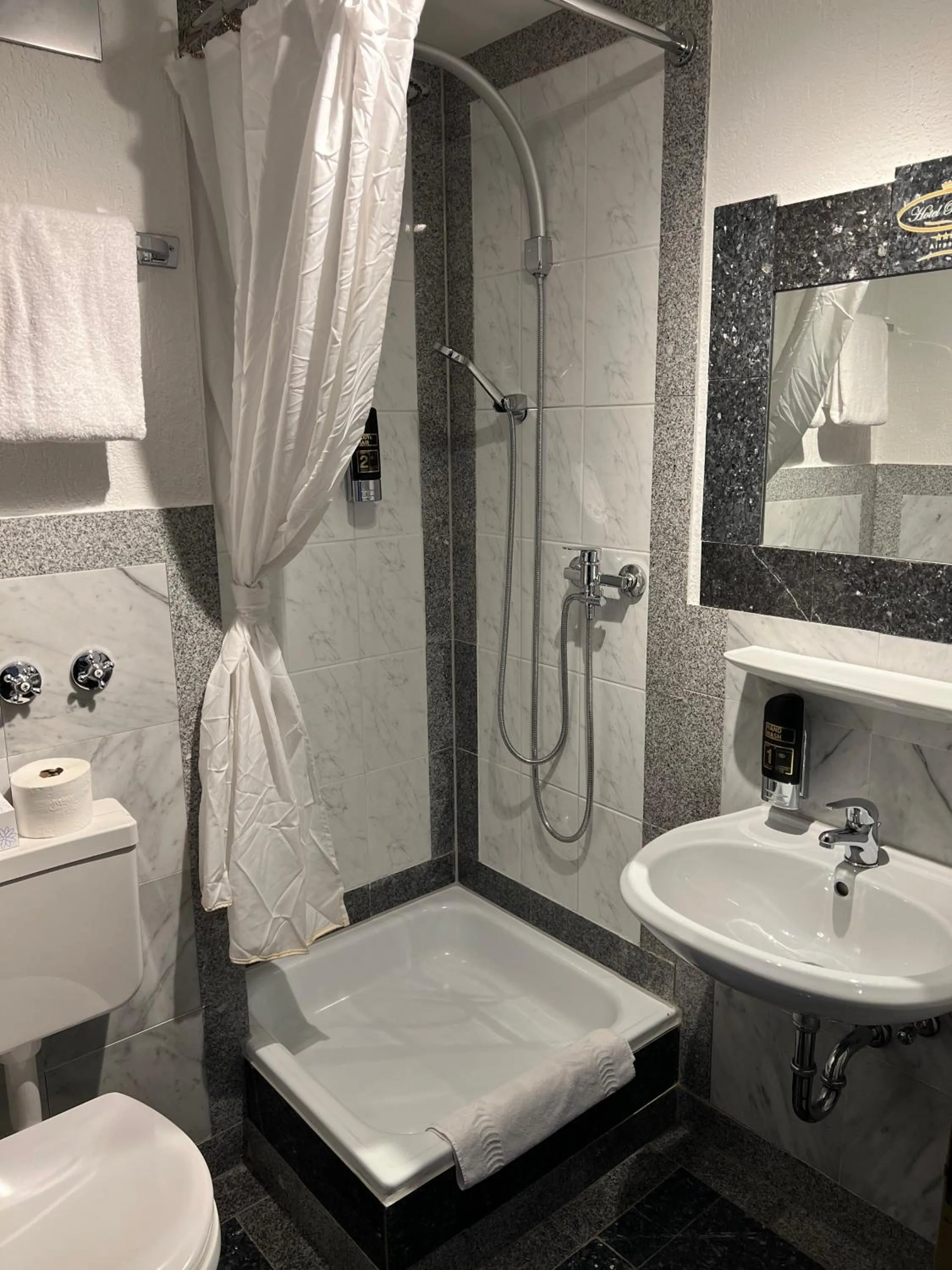 Shower in Runas Hotel