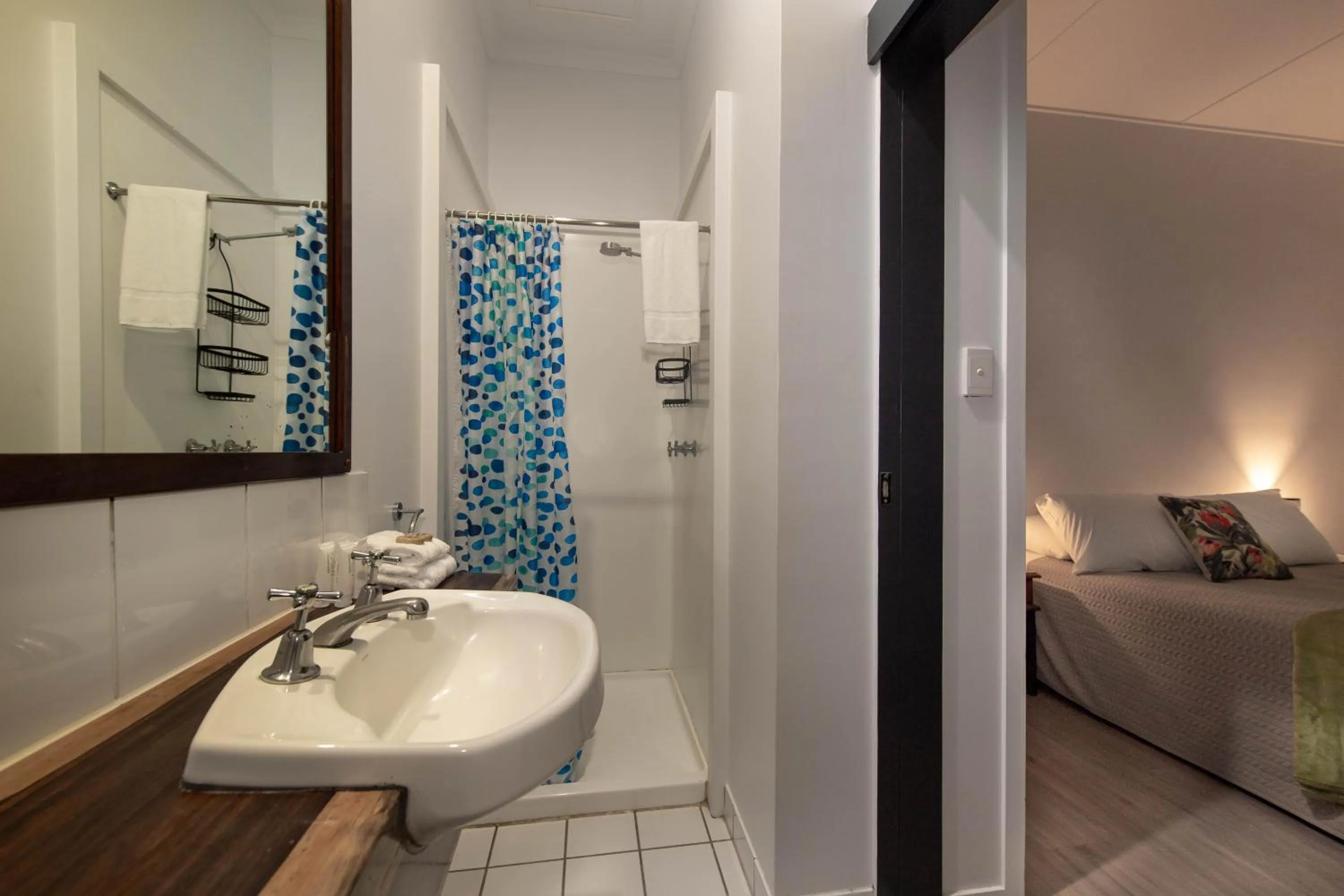 Bathroom, Bed in Cape Trib Beach House