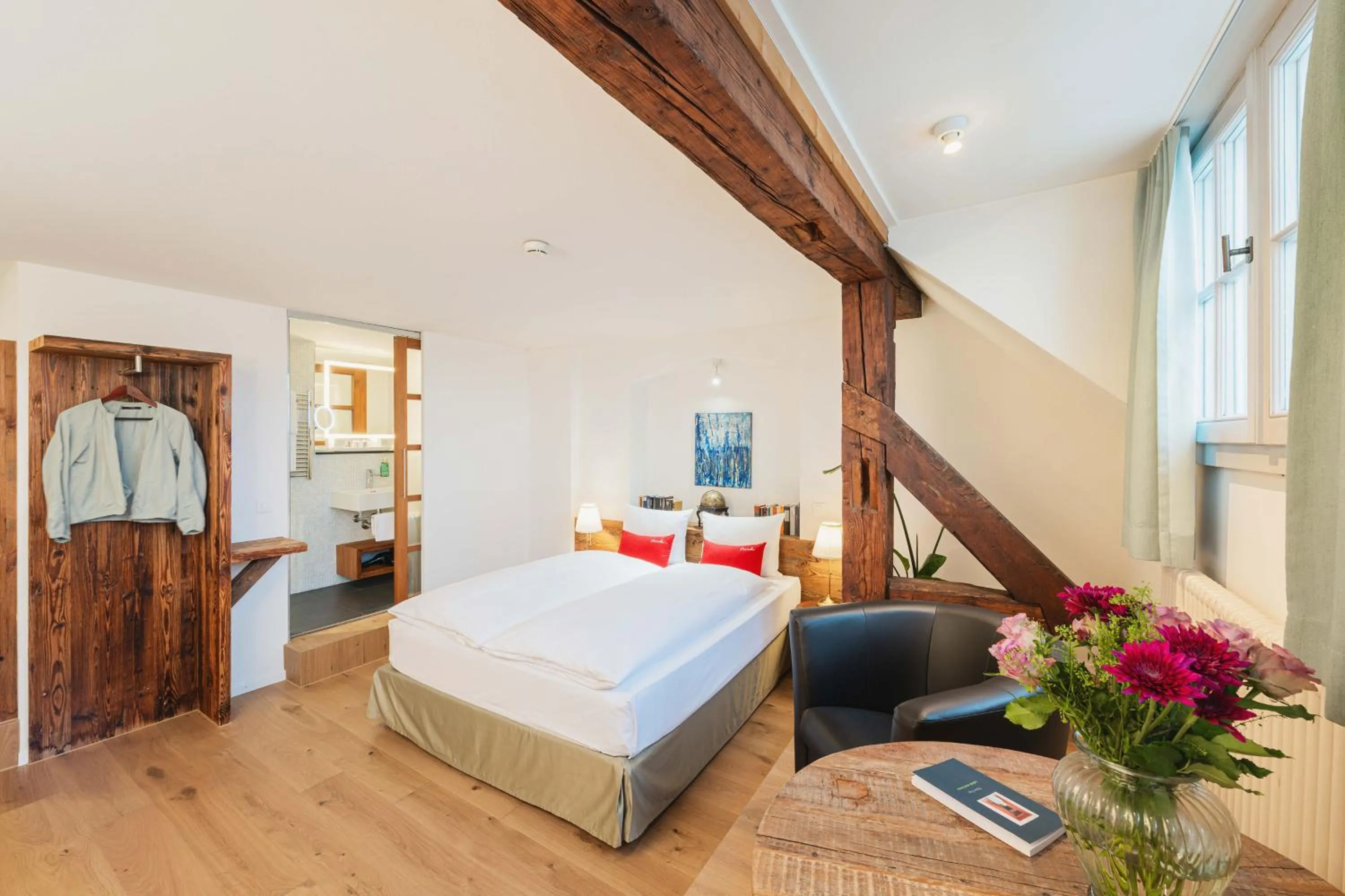 Photo of the whole room, Bed in Tailormade Hotel RÜDEN Schaffhausen