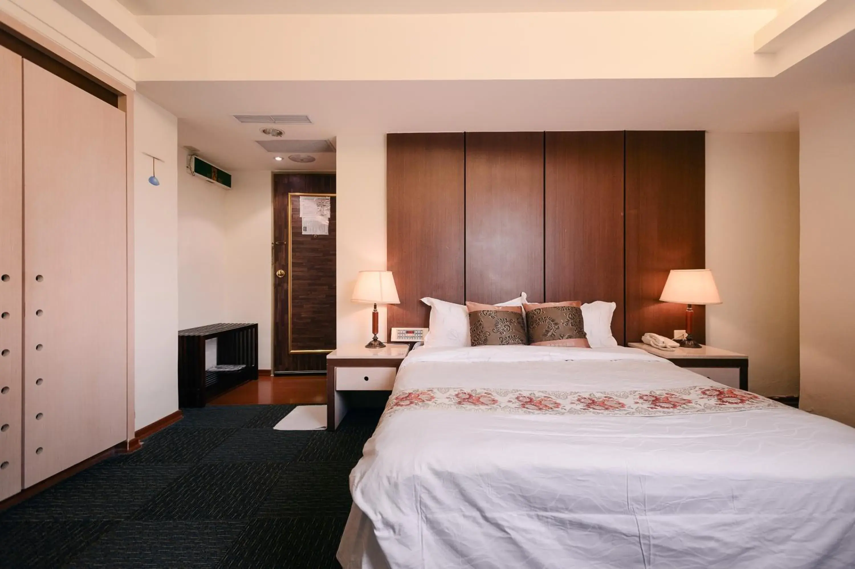 Standard Double Room in Waugh Den Business Hotel Standard Double Room in Waugh Den Business Hotel