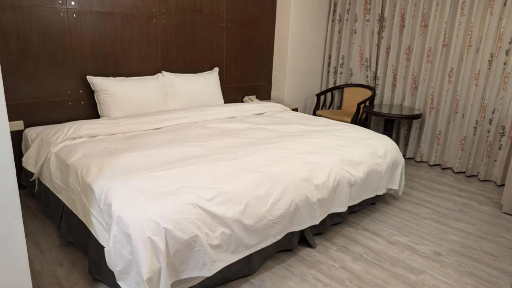 Bed in Waugh Den Business Hotel