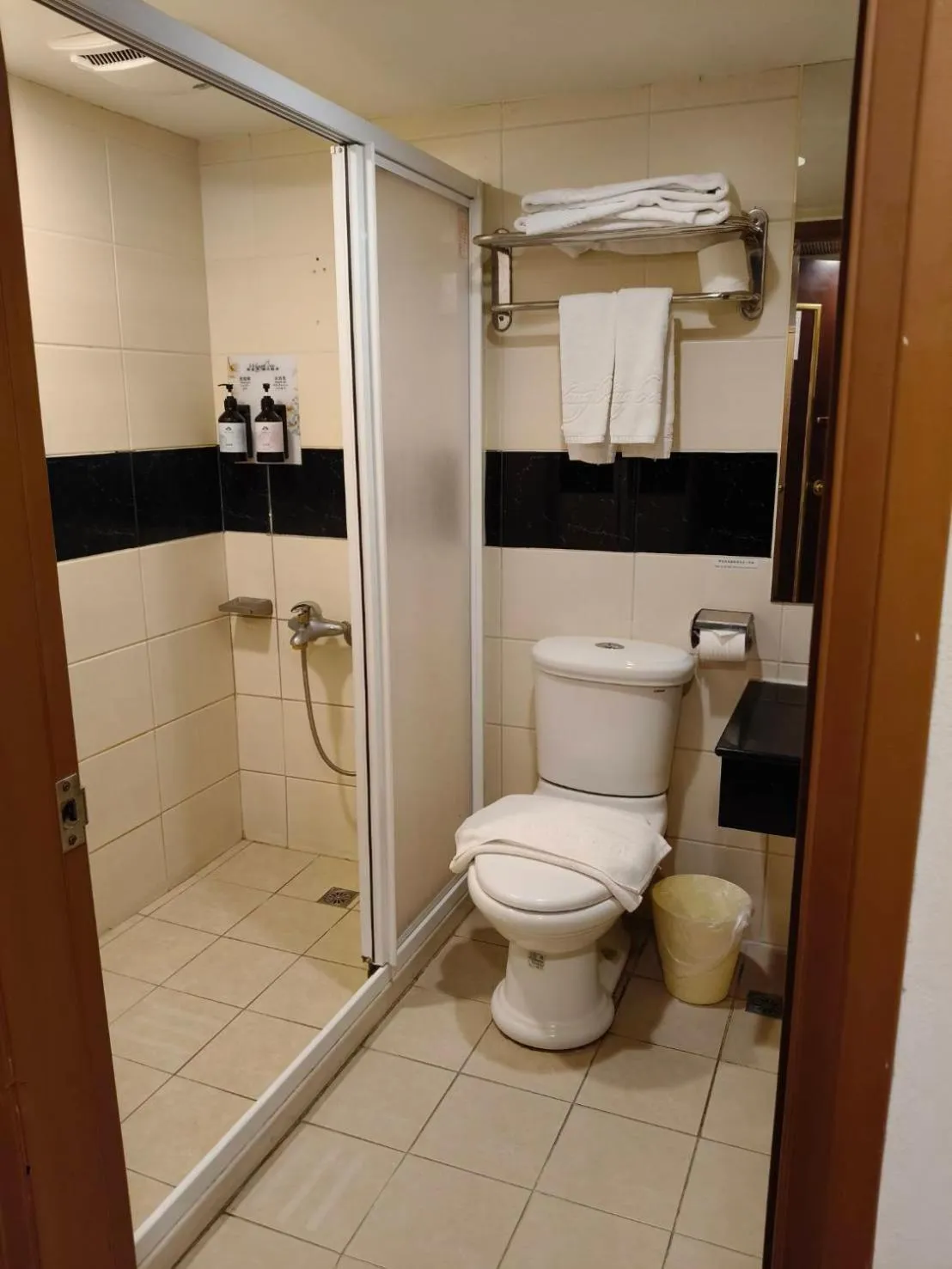 Bathroom in Waugh Den Business Hotel