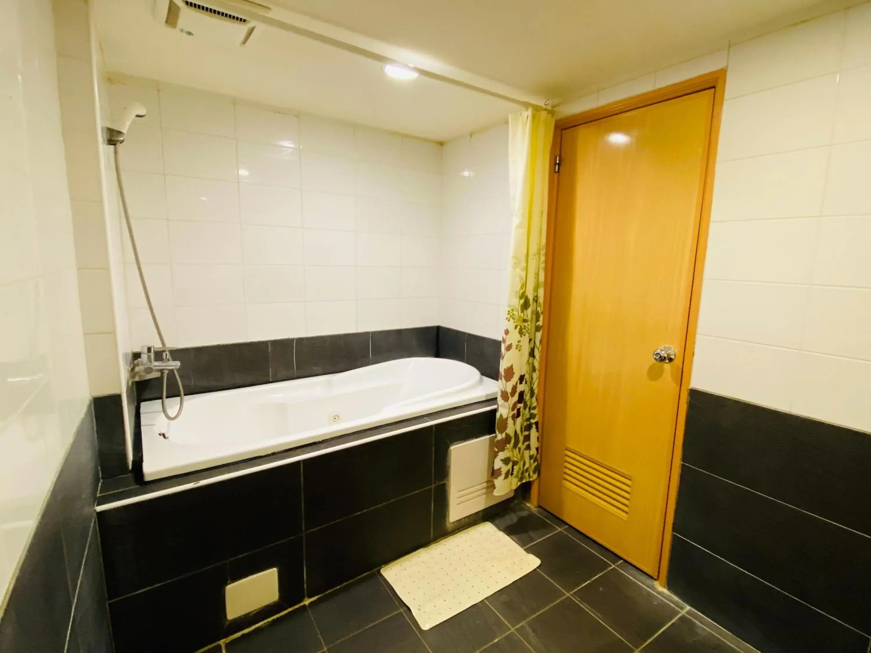 Family Room (4 Adults) in Waugh Den Business Hotel Family Room (4 Adults) in Waugh Den Business Hotel