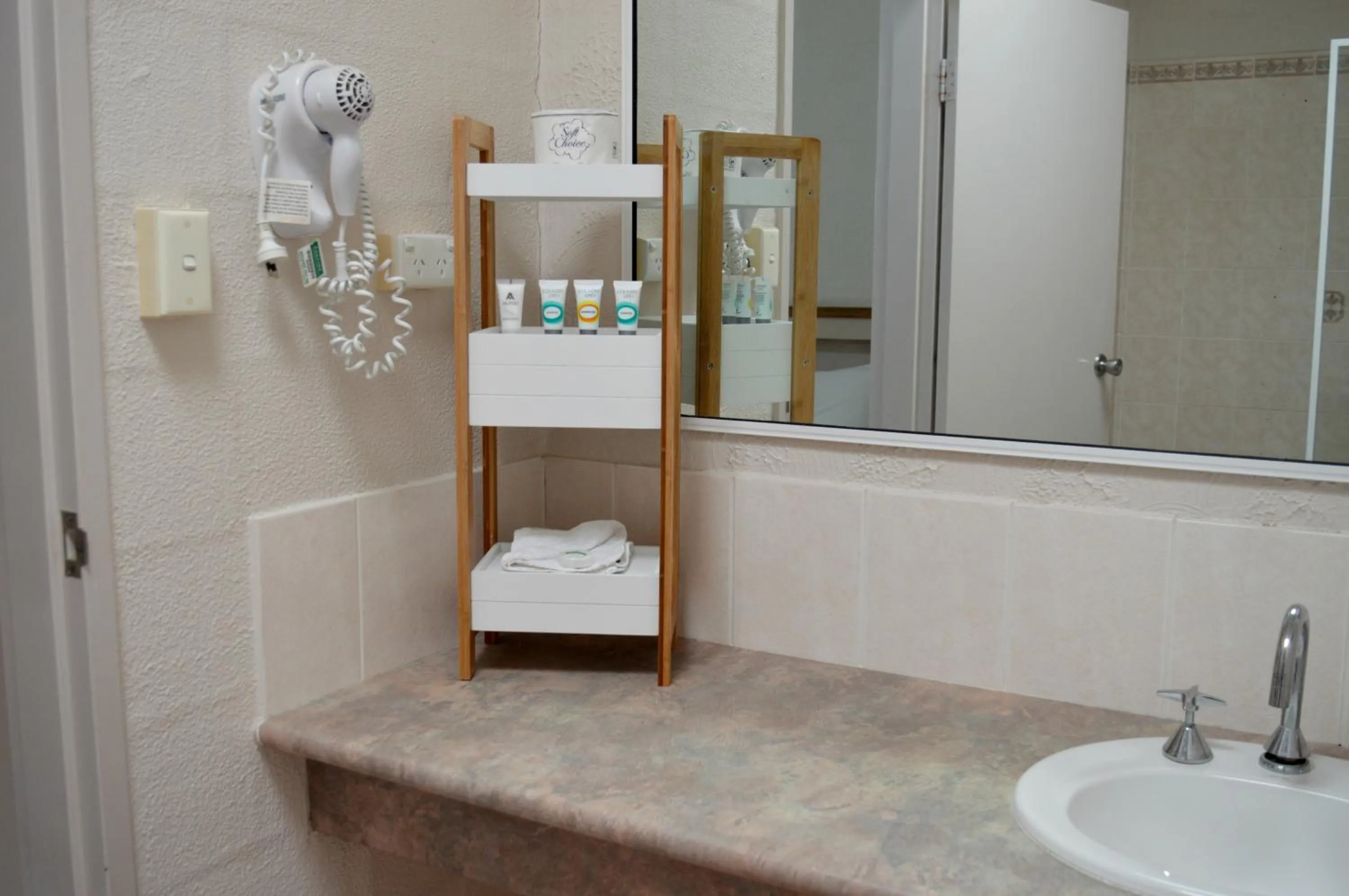 Bathroom in Mid City Motor Inn