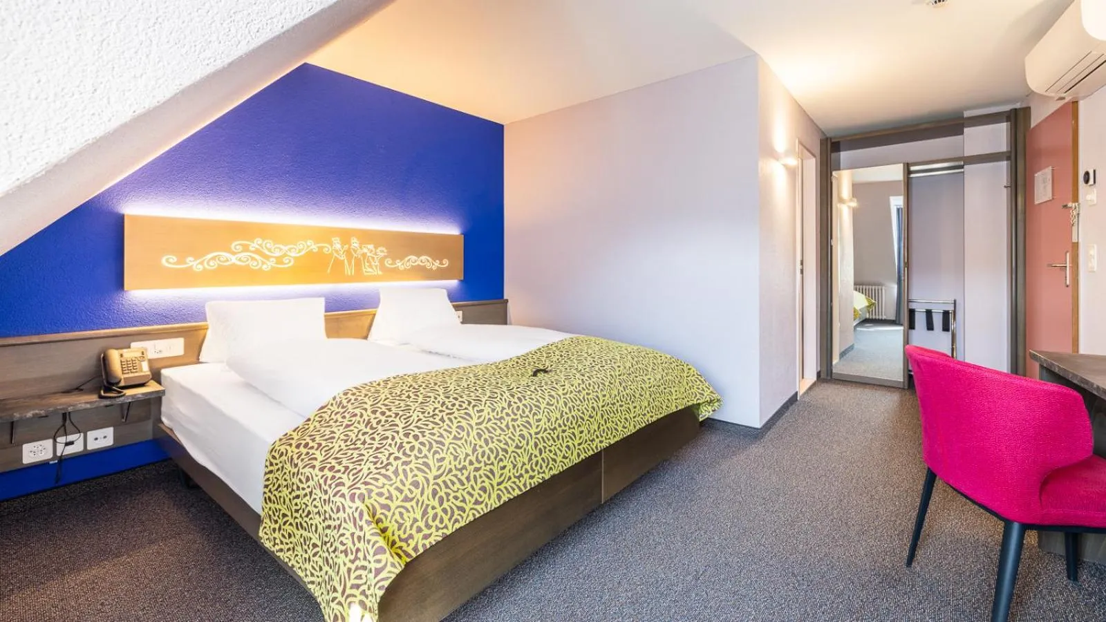 Photo of the whole room, Bed in Hotel Drei Könige Luzern