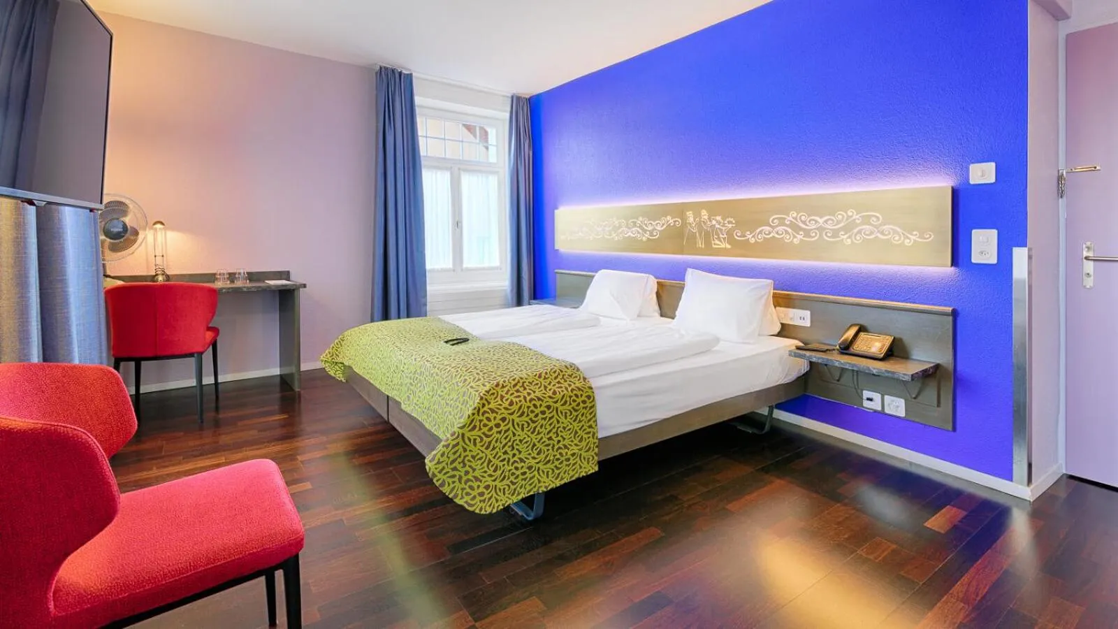 Photo of the whole room, Bed in Hotel Drei Könige Luzern