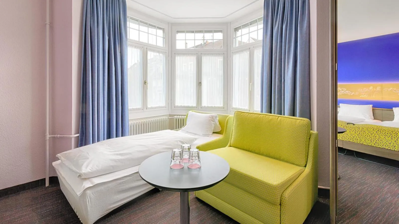 Photo of the whole room, Bed in Hotel Drei Könige Luzern