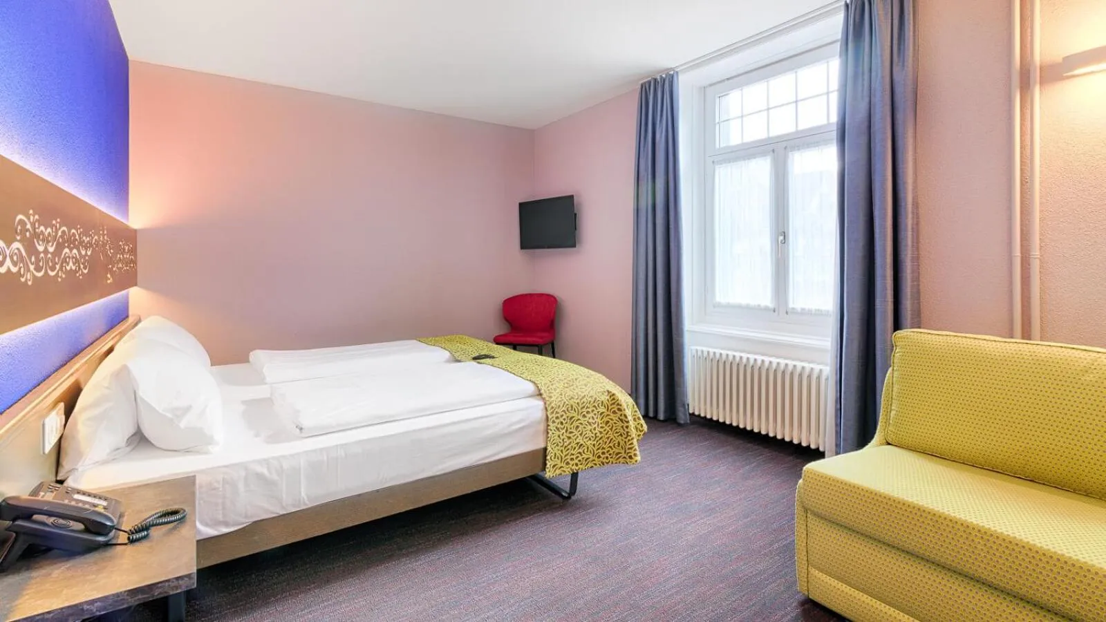 Photo of the whole room, Bed in Hotel Drei Könige Luzern