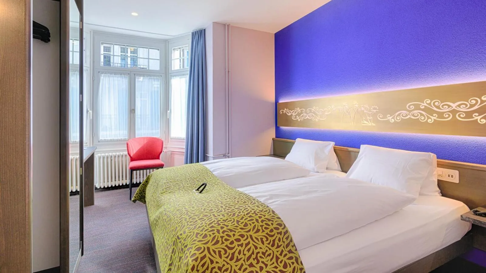 Photo of the whole room, Bed in Hotel Drei Könige Luzern