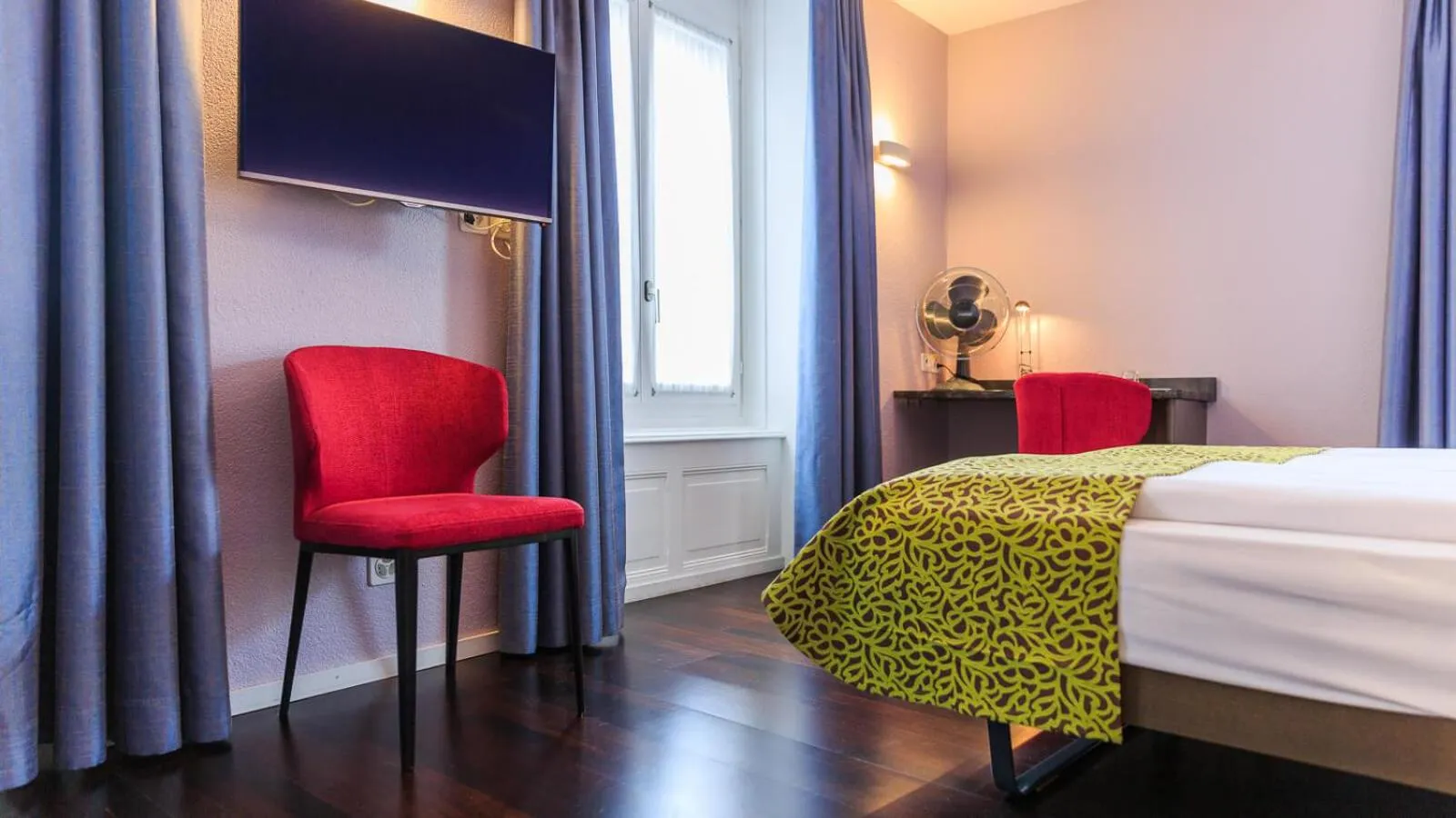 Photo of the whole room, Bed in Hotel Drei Könige Luzern