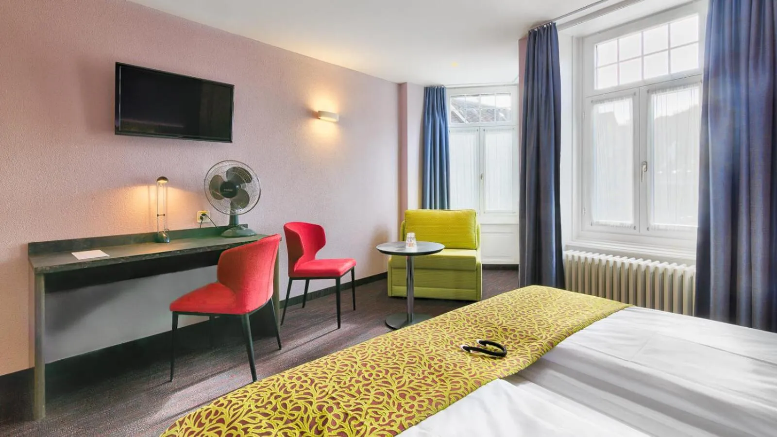 Photo of the whole room, Bed in Hotel Drei Könige Luzern