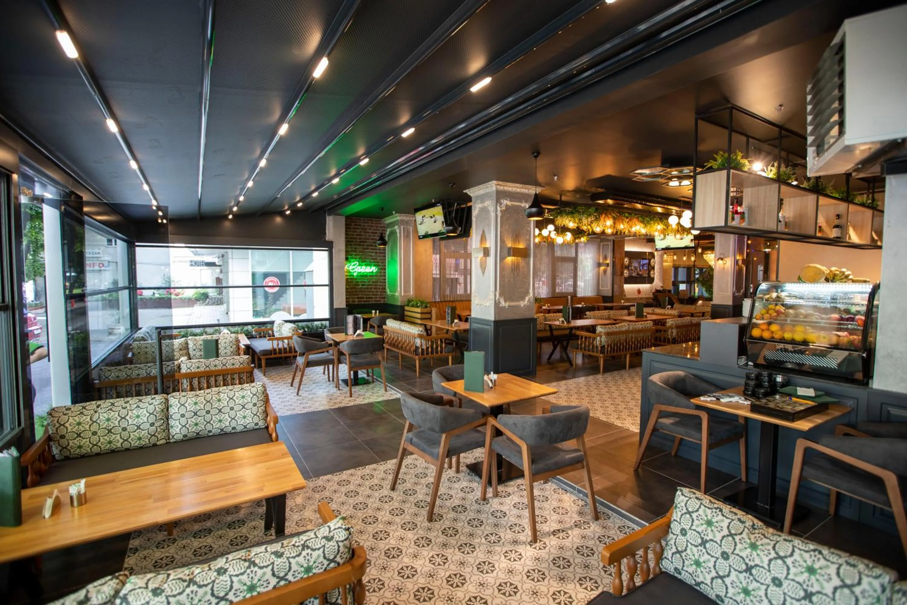 Restaurant/places to eat in THE GREEN HOTEL