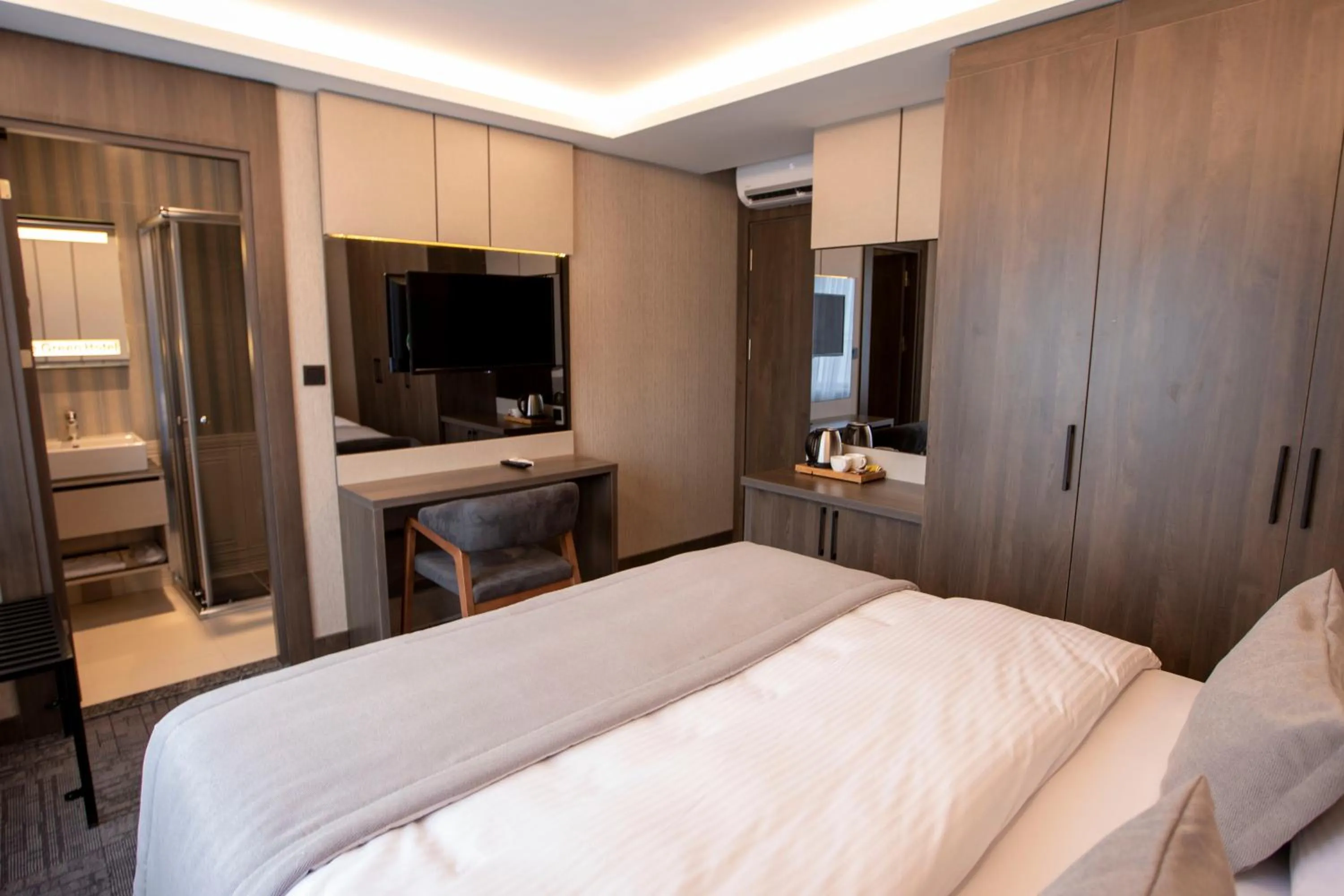 TV and multimedia, Bed in THE GREEN HOTEL