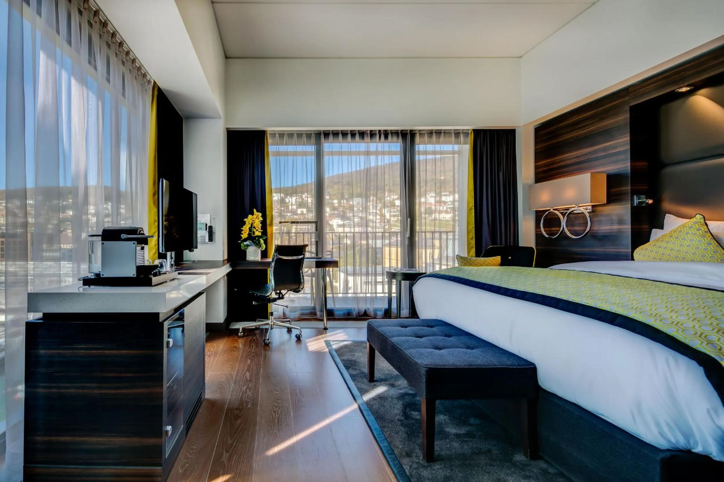 Coffee/tea facilities, Bed in Hotel Beaulac