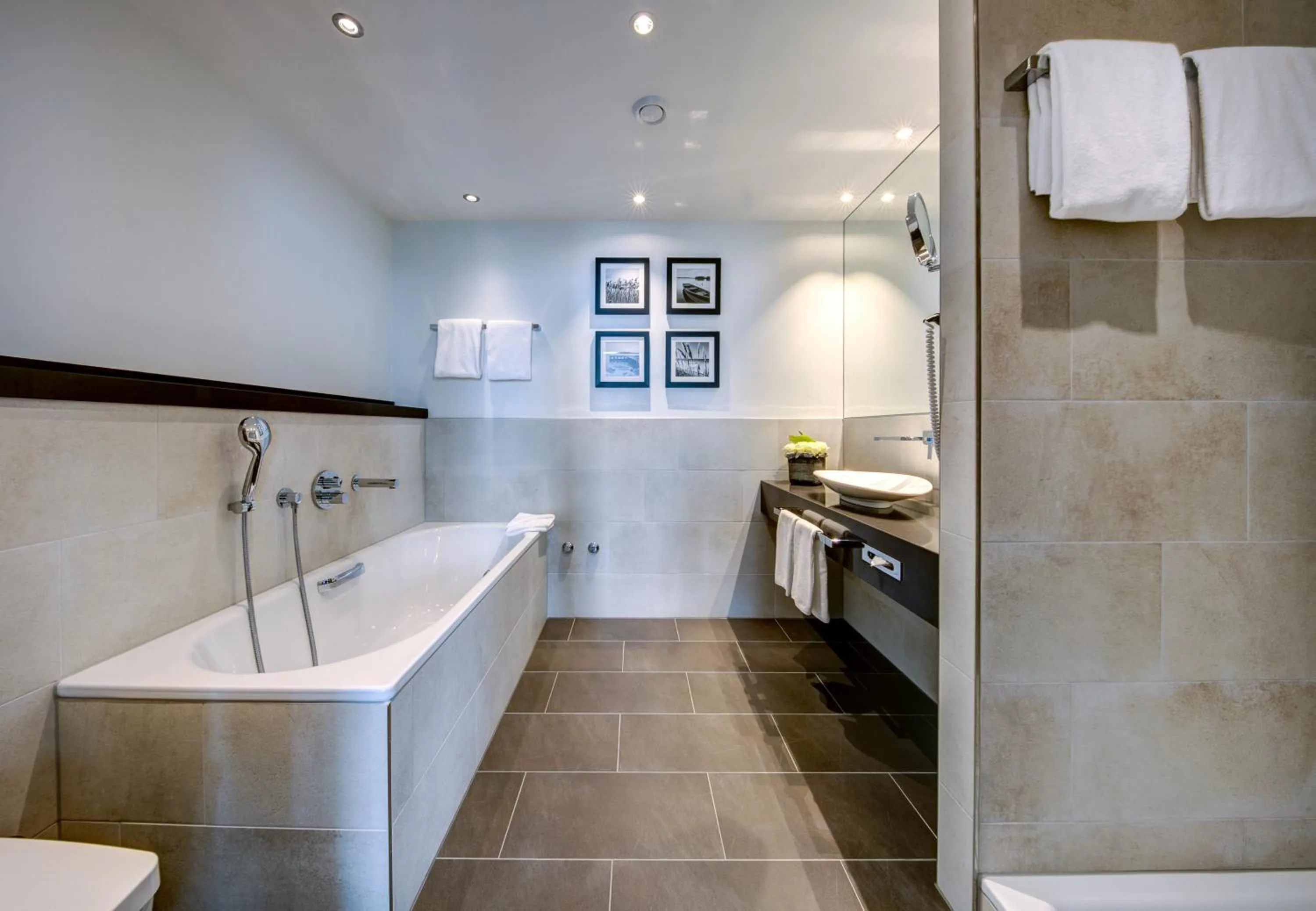 Shower in Hotel Beaulac