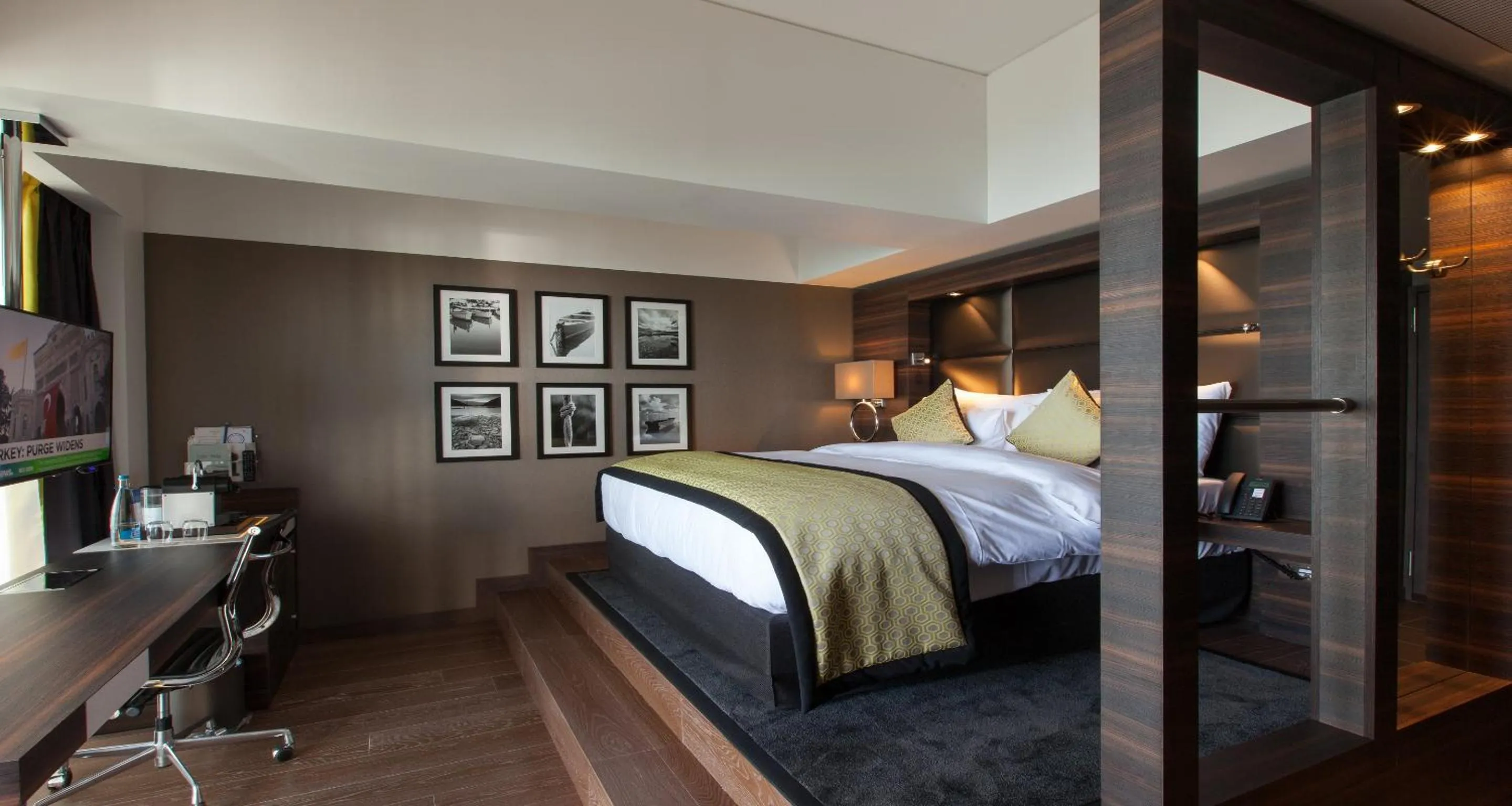 TV and multimedia, Bed in Hotel Beaulac