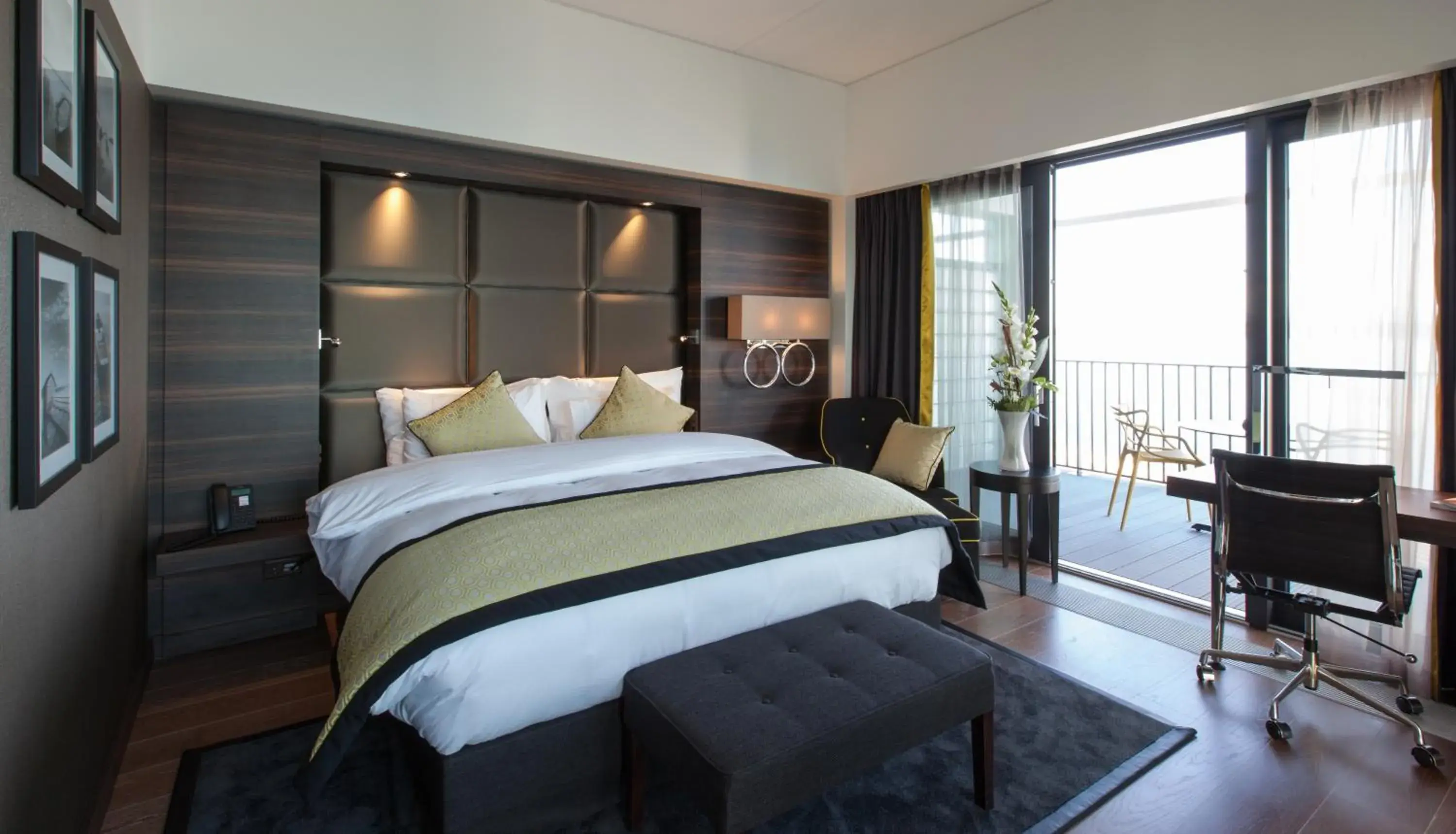 Executive room with balcony and city view in Hotel Beaulac Executive room with balcony and city view in Hotel Beaulac