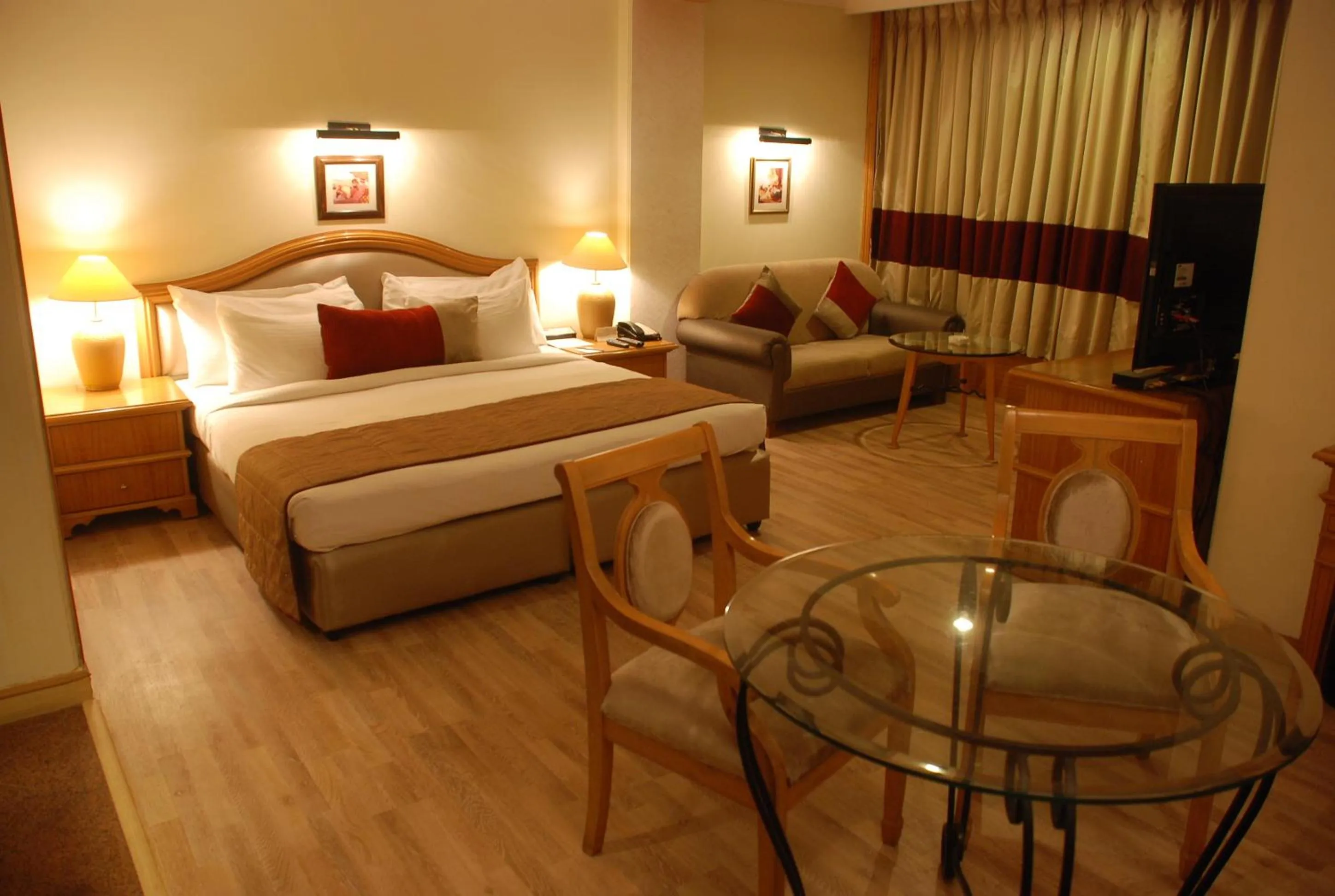 Dining area, Bed in The Maya Hotel