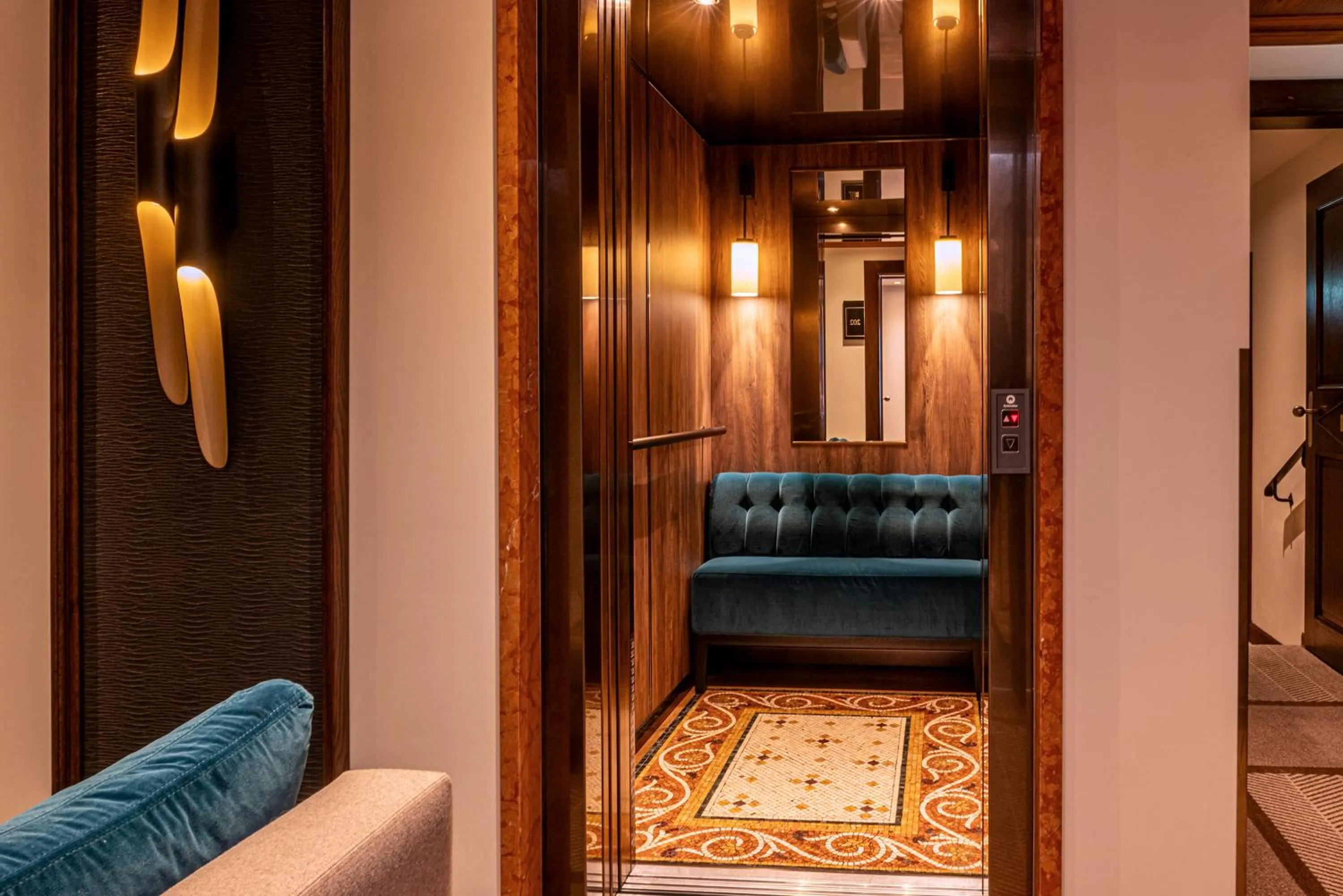 elevator in Hôtel Les Armures