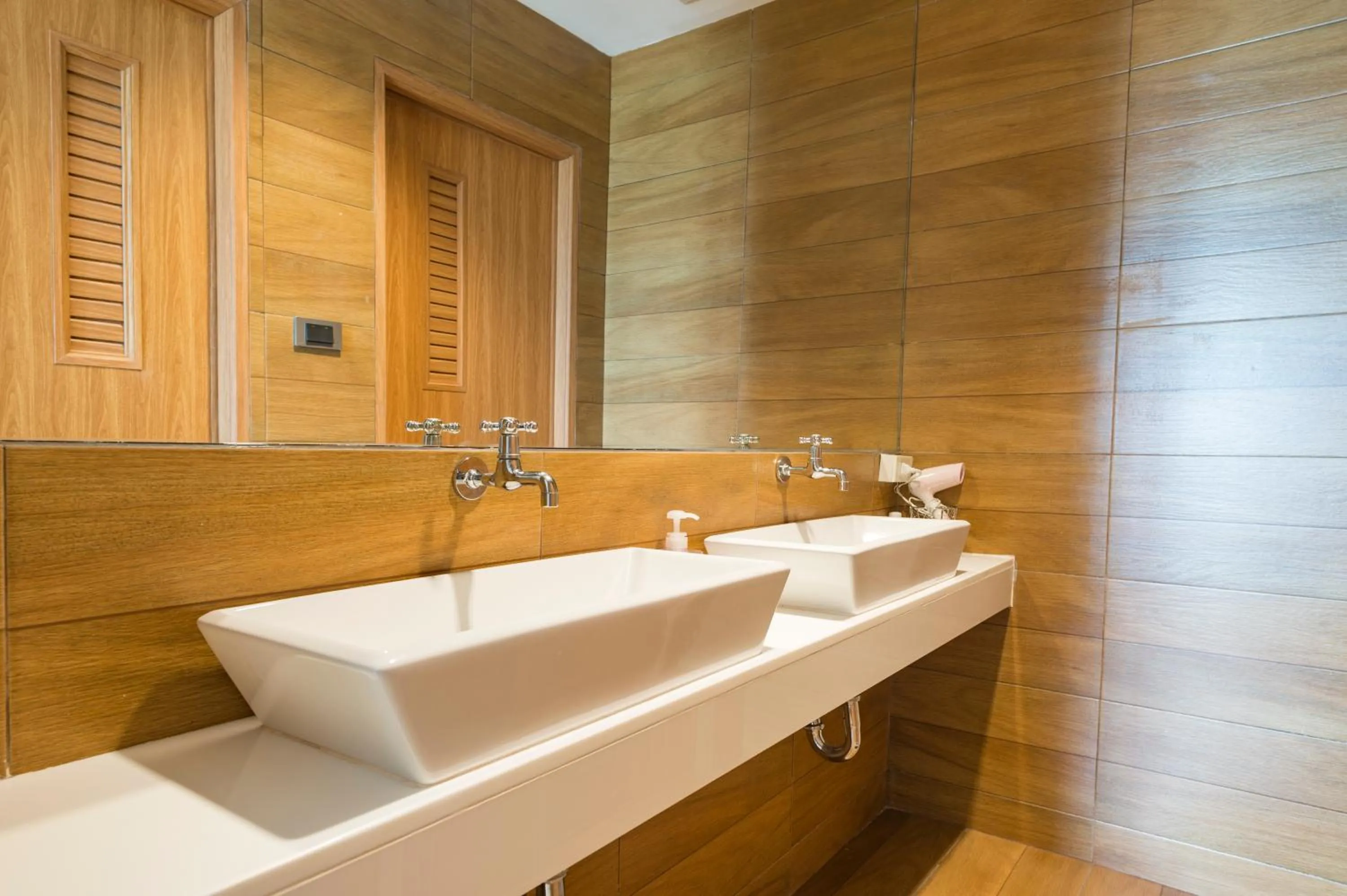 Bathroom in T Hostel @ Victory Monument