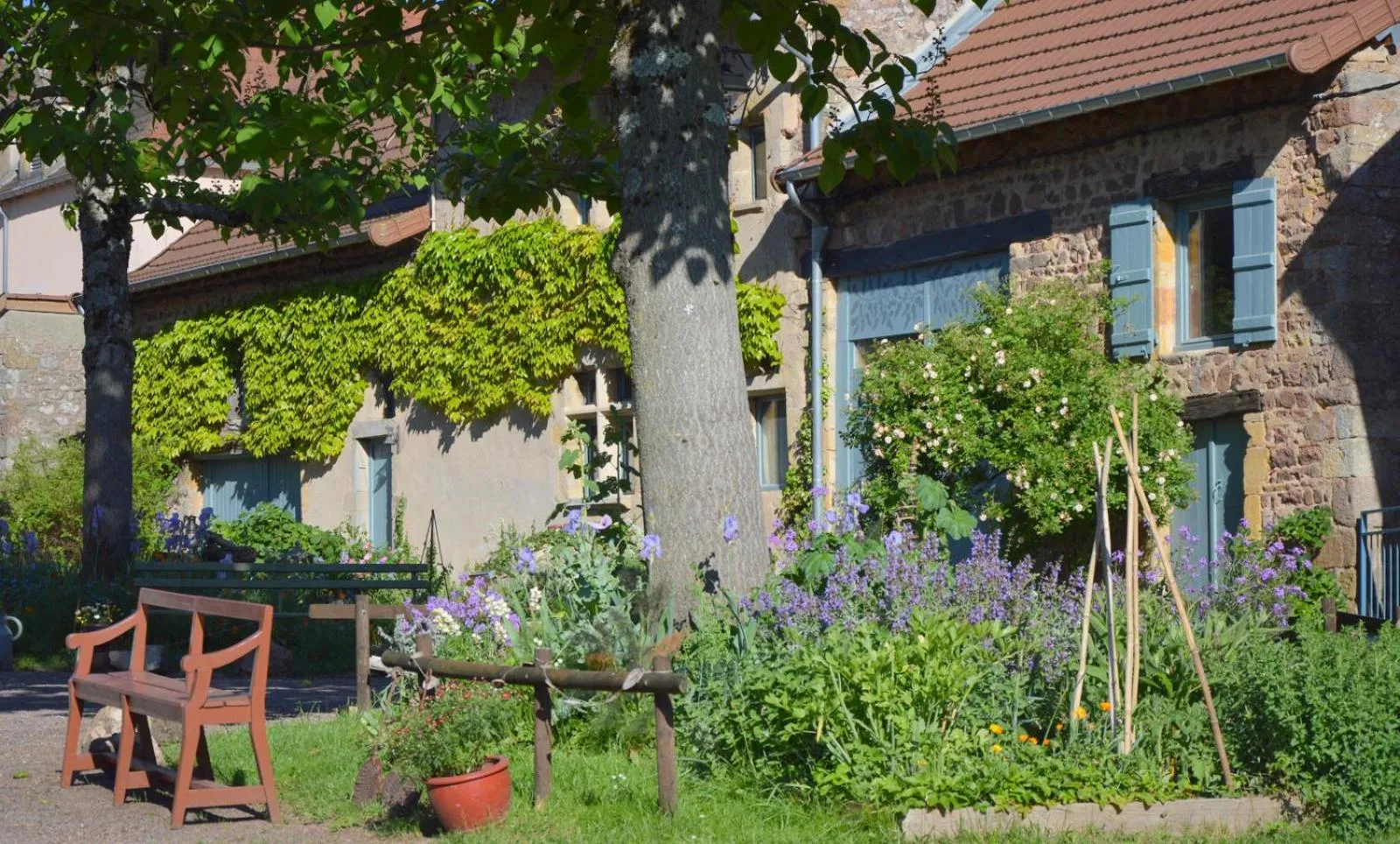Property building in Maison d'hôtes - Les Tillets