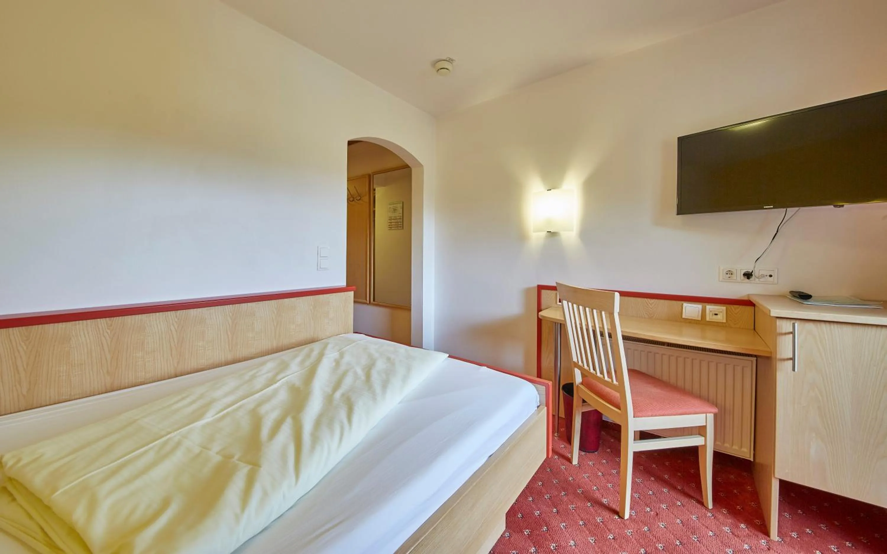 Bedroom, Bed in Hotel Gungau